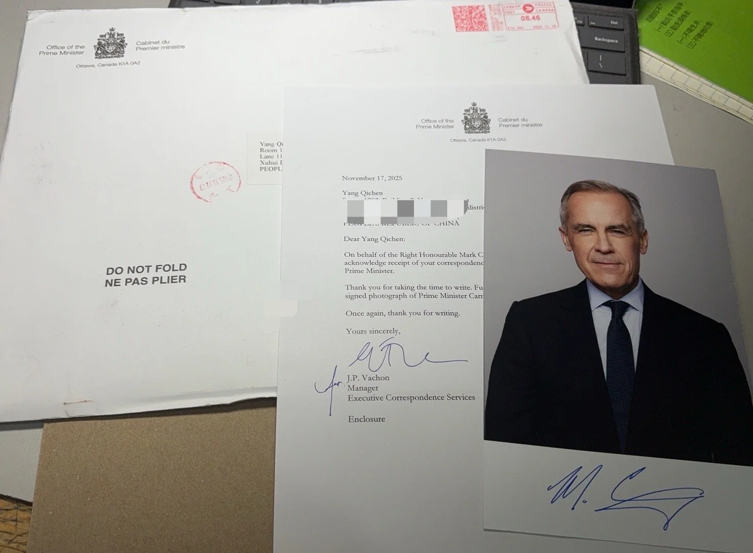 在对加拿大总理卡尼先生的信件中中提及了商社，总理先生给予了回信和签名照