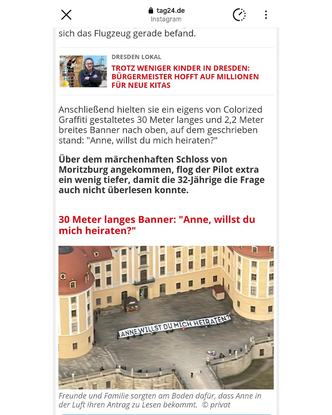 Großes Banner mit der Aufschrift 'ANNE, WILLST DU MICH HEIRATEN?' an der Fassade des Schlosses Moritzburg, darunter Text: '30 Meter langes Banner: 'Anne, willst du mich heiraten?''