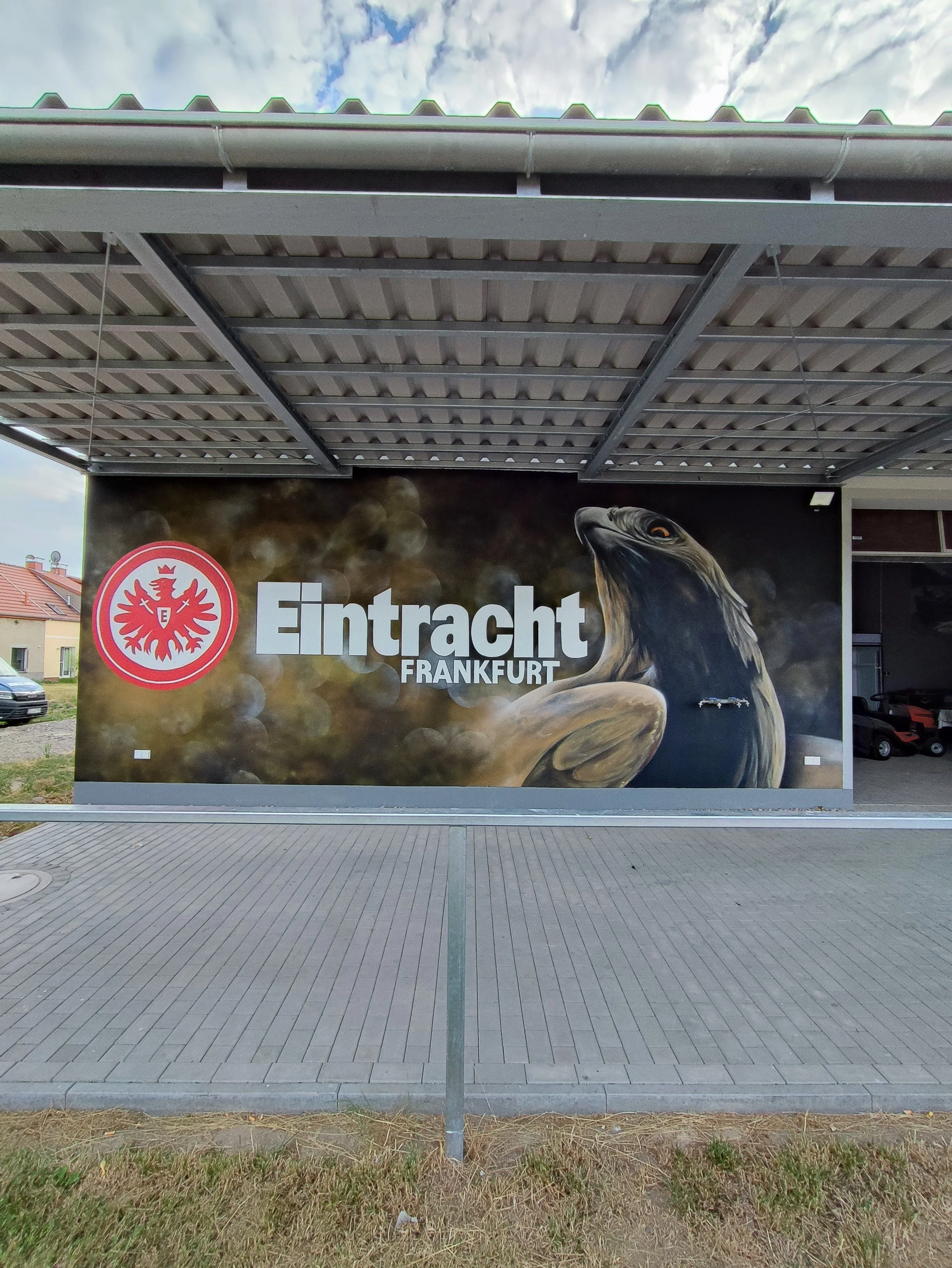 Wandbild mit Logo des Fußballvereins Eintracht Frankfurt, einem Adler, der den Stadtteil Frankfurt symbolisiert.