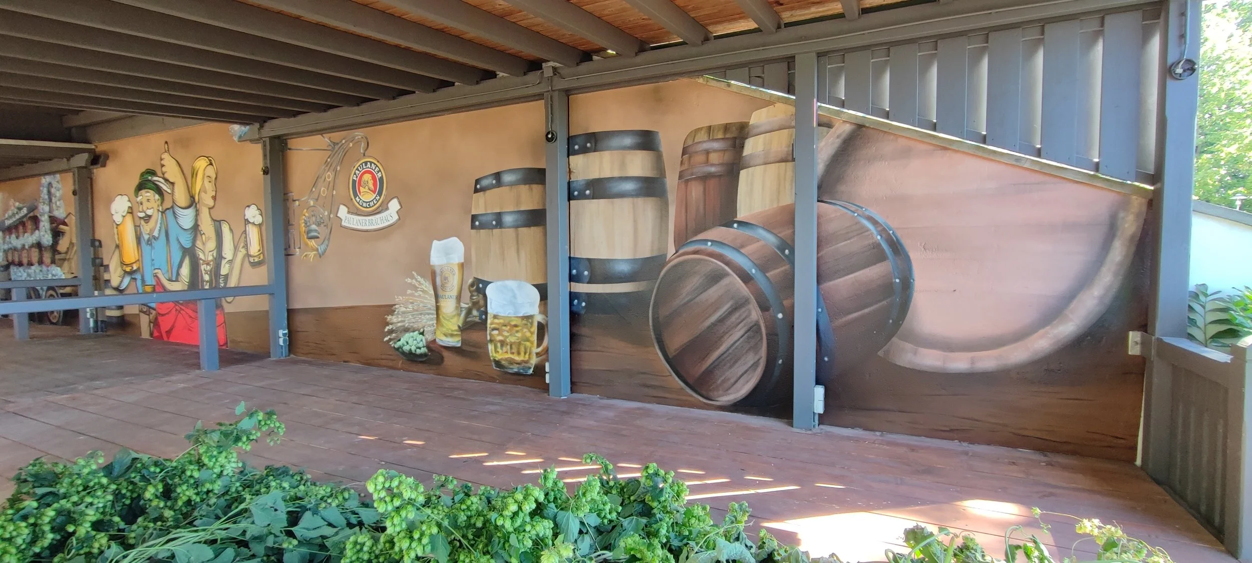 Wandgemälde mit Bierfässern, Trachtenfiguren, Hopfen und Malz, symbolisch für Brauerei, im Freien