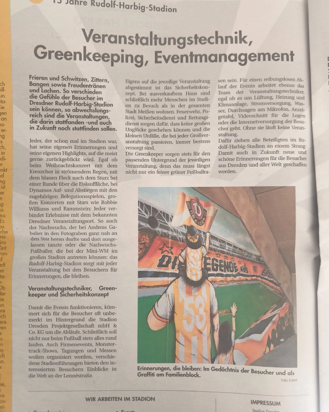 Fotografie eines Graffitis am Familienblock im Rudolf-Harbig-Stadion. Das Graffiti zeigt ein Fußballtor, einen Cheerleader mit Trillerpfeife und einem Schal der Dresdner Fußballlegenden, sowie einen Fanschal mit Aufschrift "Dresden".