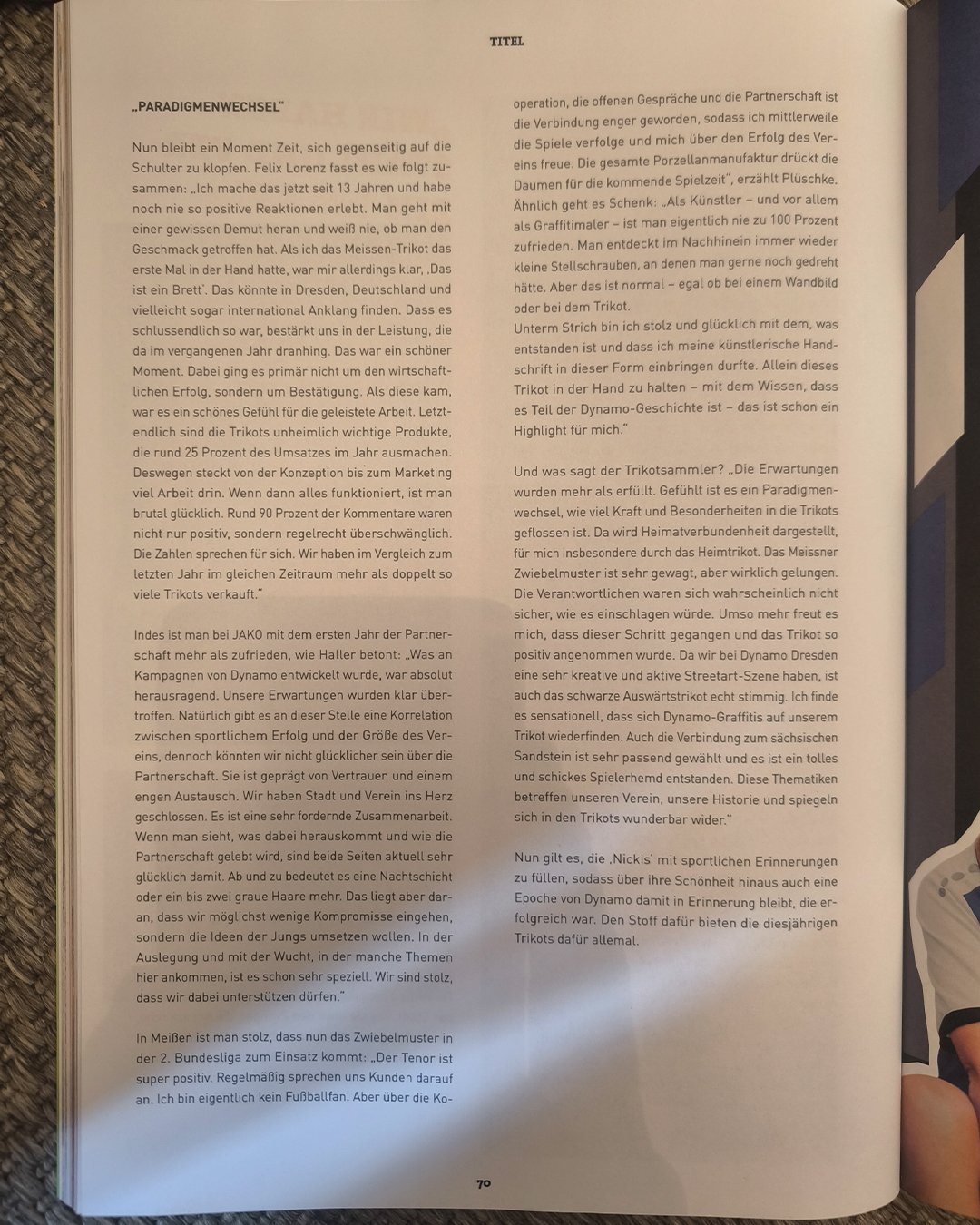 Seiten eines Magazins mit einem Artikel über Dynamo Dresden und deren Trikotentwicklung, Titel "Paradigmenwechsel" auf der linken Seite
