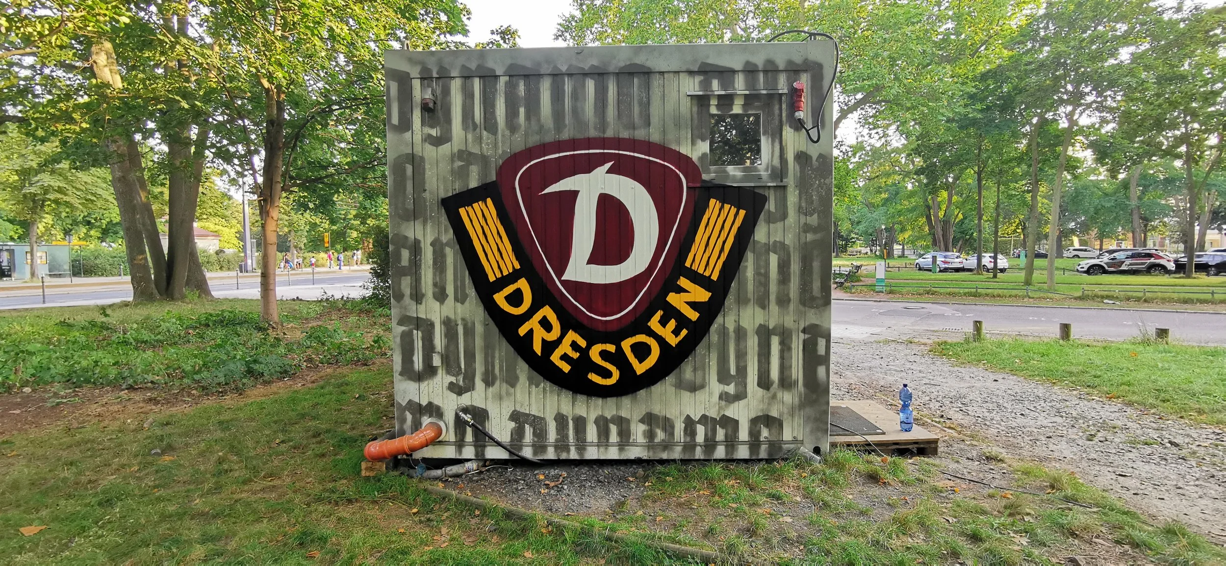 Graffiti auf einer Metallbox mit dem Logo und dem Schriftzug 'Dresden'.