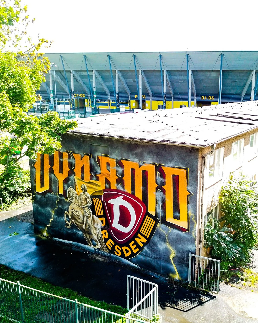 Graffiti Kunst und Wandgestaltung in Dresden – individuelle Auftragsgraffiti, kreative Workshops und Graffiti-Firmenevents für Unternehmen, öffentliche Räume und private Projekte.