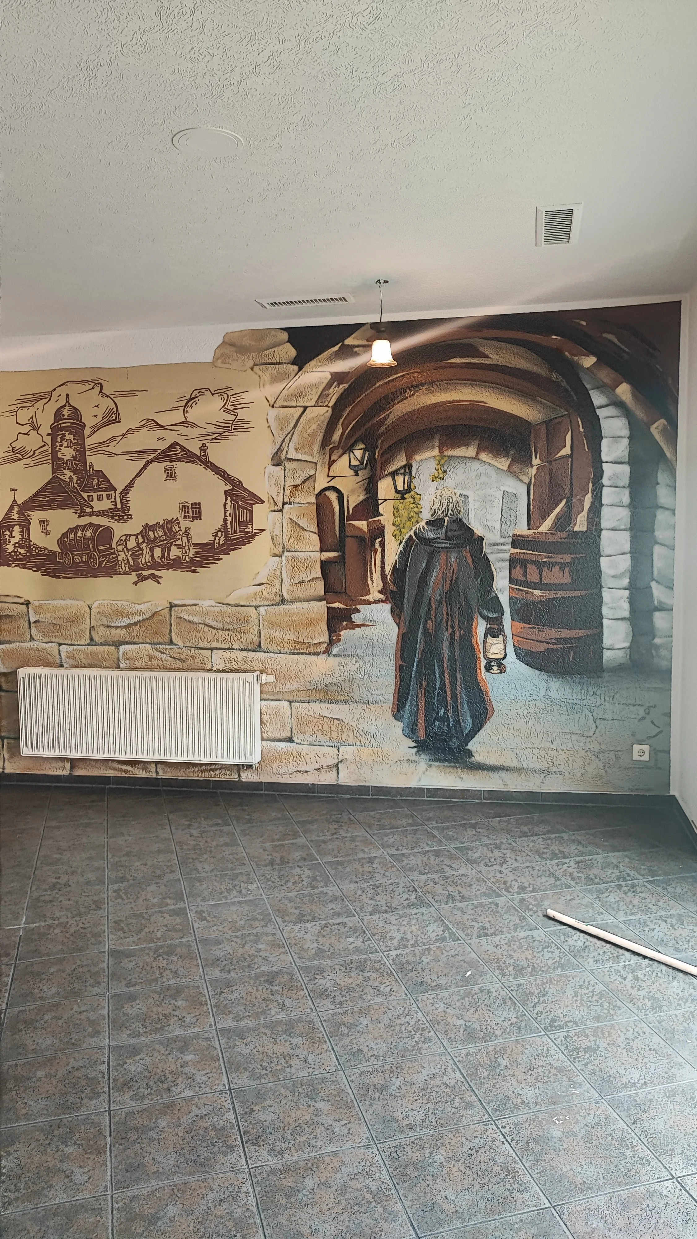 Wandmalerei, die eine alte Stadtansicht mit einem Mann zeigt, der eine Laterne trägt, in einem Tunnel.