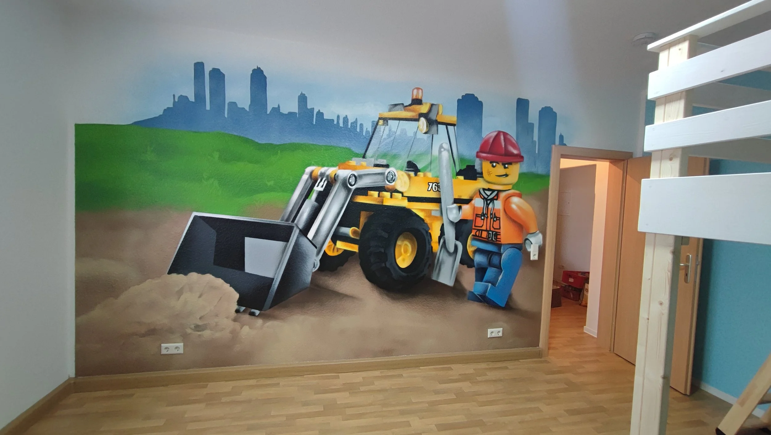 Wandtapete mit Lego-Baumaschinen, Bauarbeiter und Skyline im Hintergrund.