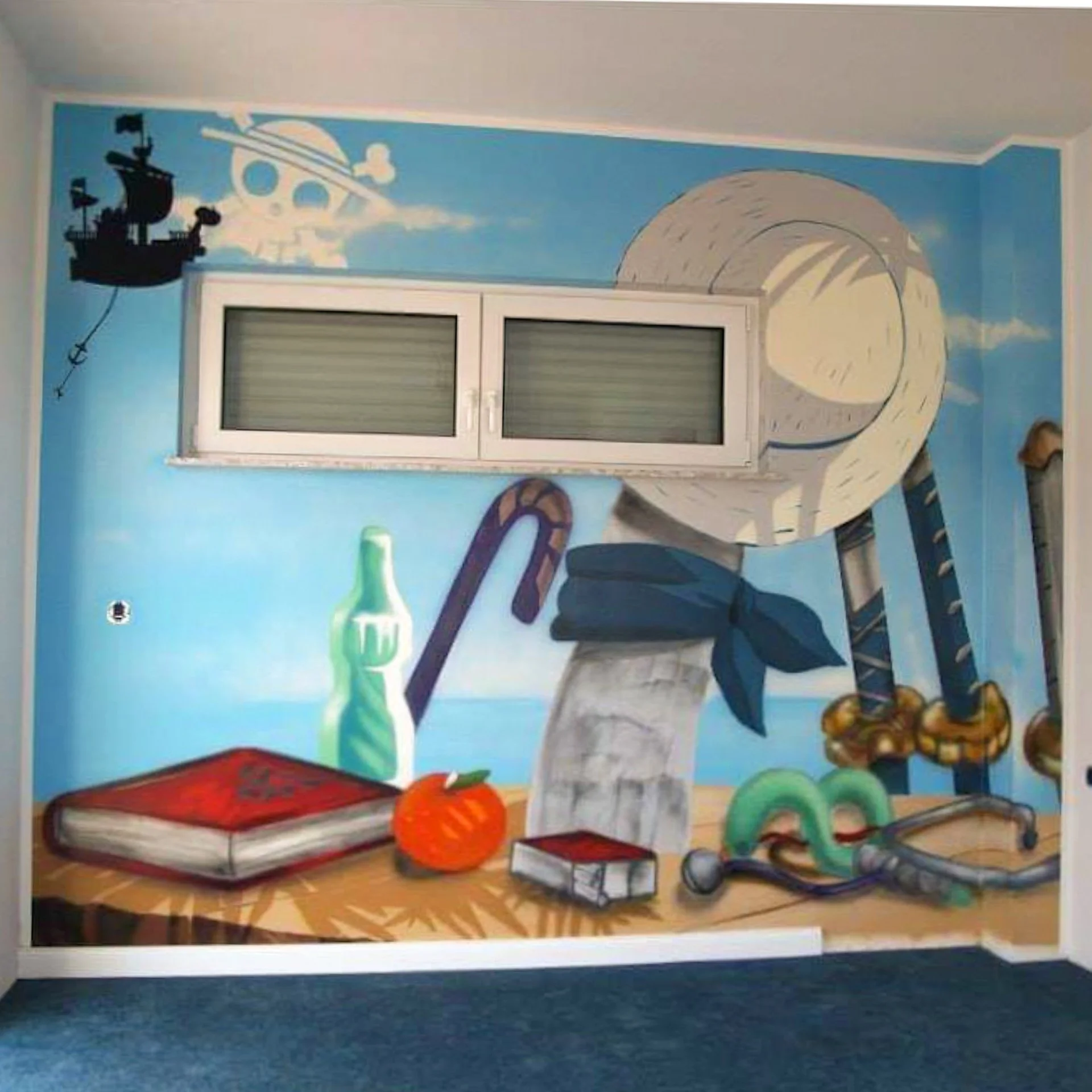 Bunte Wandmalerei mit Piratenschiff, Buch, Apfel, Wasserflasche, Süßigkeit, Brille, Schraubenschlüssel, und Sonnenhut als Kunst an einer Wand.