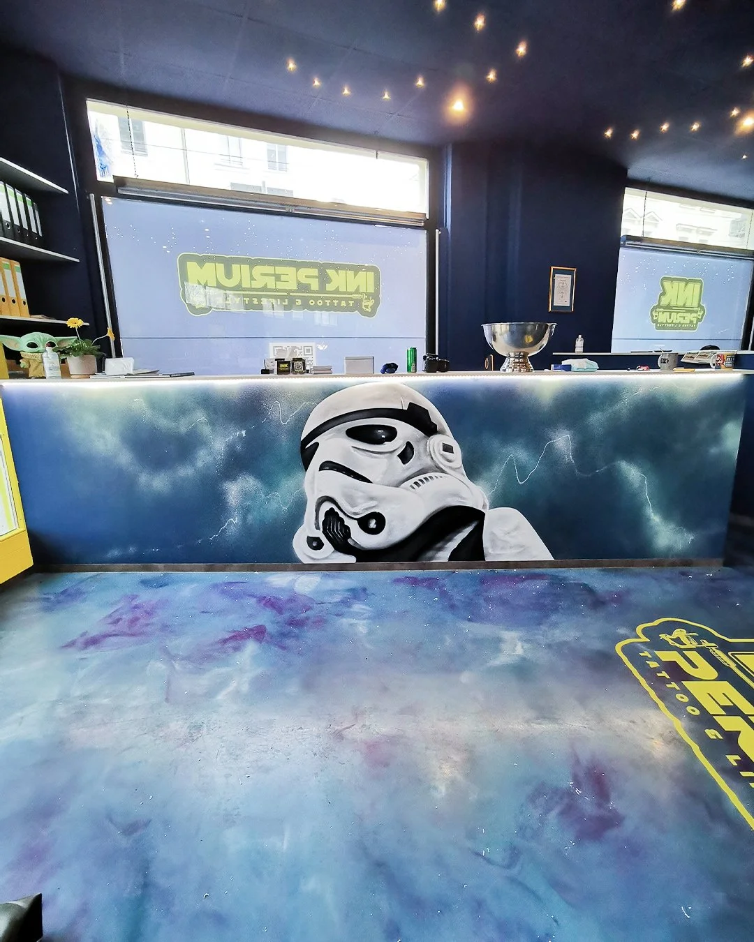 Inneneinrichtung eines Star Wars-themed Escape Rooms mit einer Wandmalerei eines Stormtroopers auf der Theke.