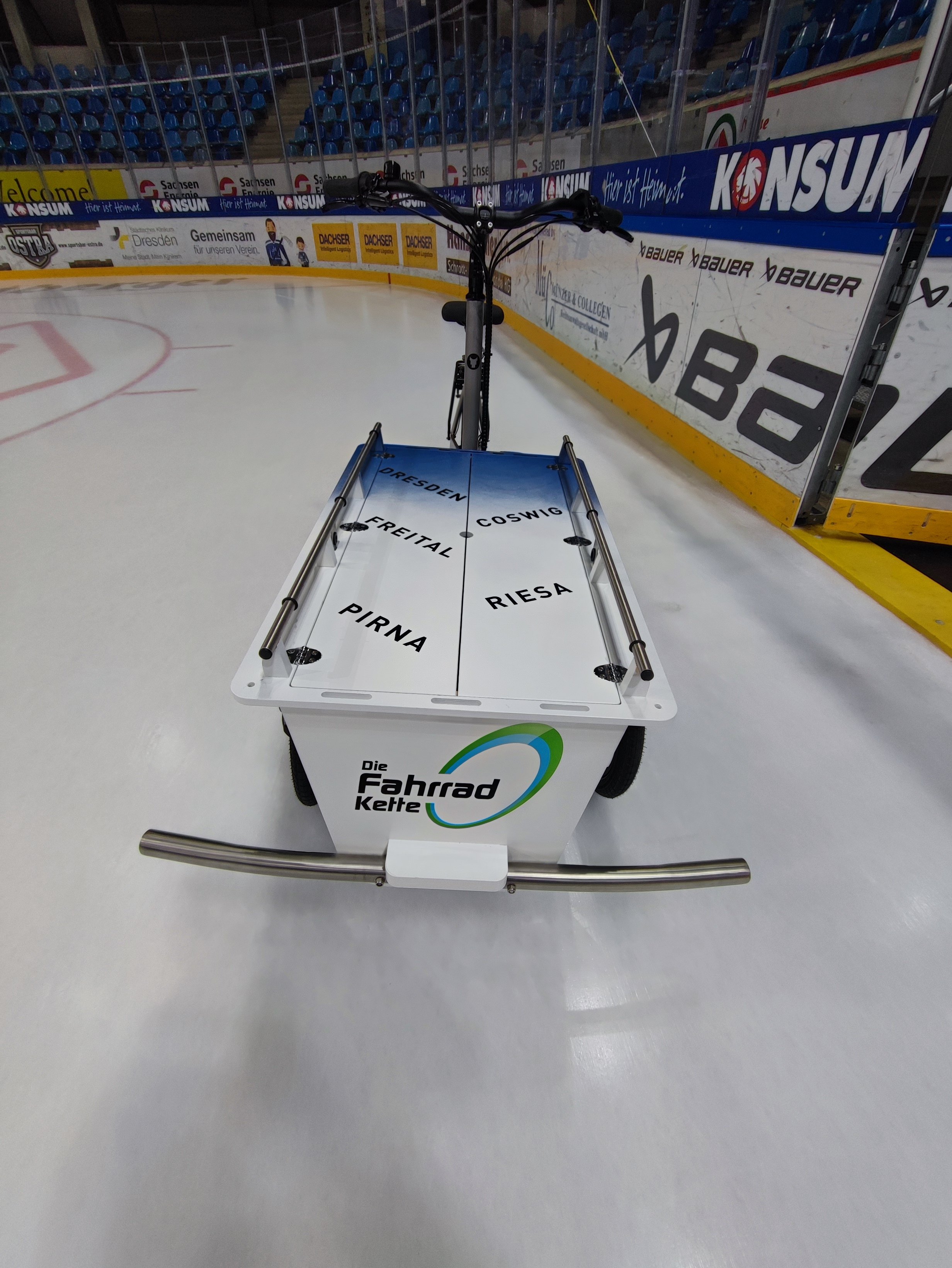 Ein Eishockey-Transportwagen mit einem Spielbrett für das Eishockey-Quiz, mit den Begriffen Dresden, Coswig, Freital, Pirna, Riesa.