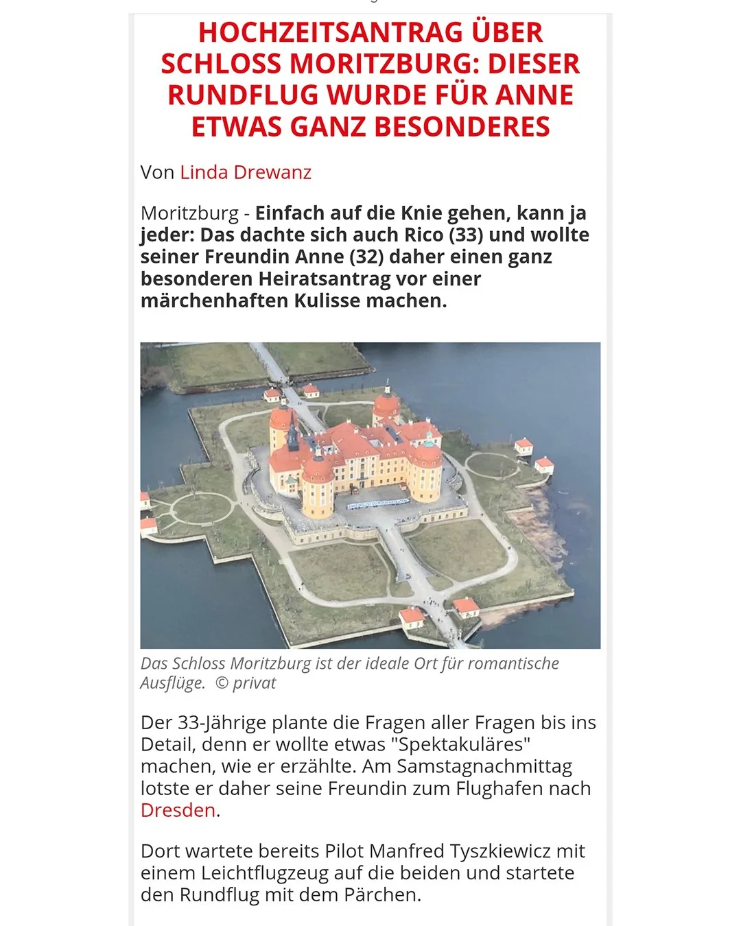 Ein Luftbild des Schlosses Moritzburg in Dresden, das auf einer kleinen Insel im Wasser liegt, umgeben von Wasser und Land, mit mehreren kleinen Gebäuden. Das Schloss hat rote Dächer, gelbe Fassaden und eine mittelalterliche Architektur.