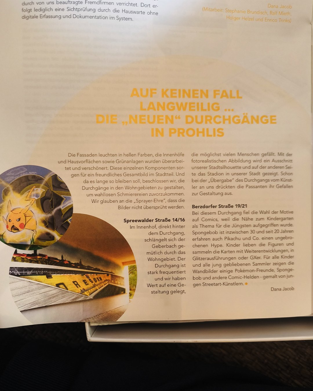 Zeichnung eines Pikachu mit Blitz hinter einem Zaun, Stadion und Bäume im Hintergrund, zwei runde Bilder, Text in deutscher Sprache.