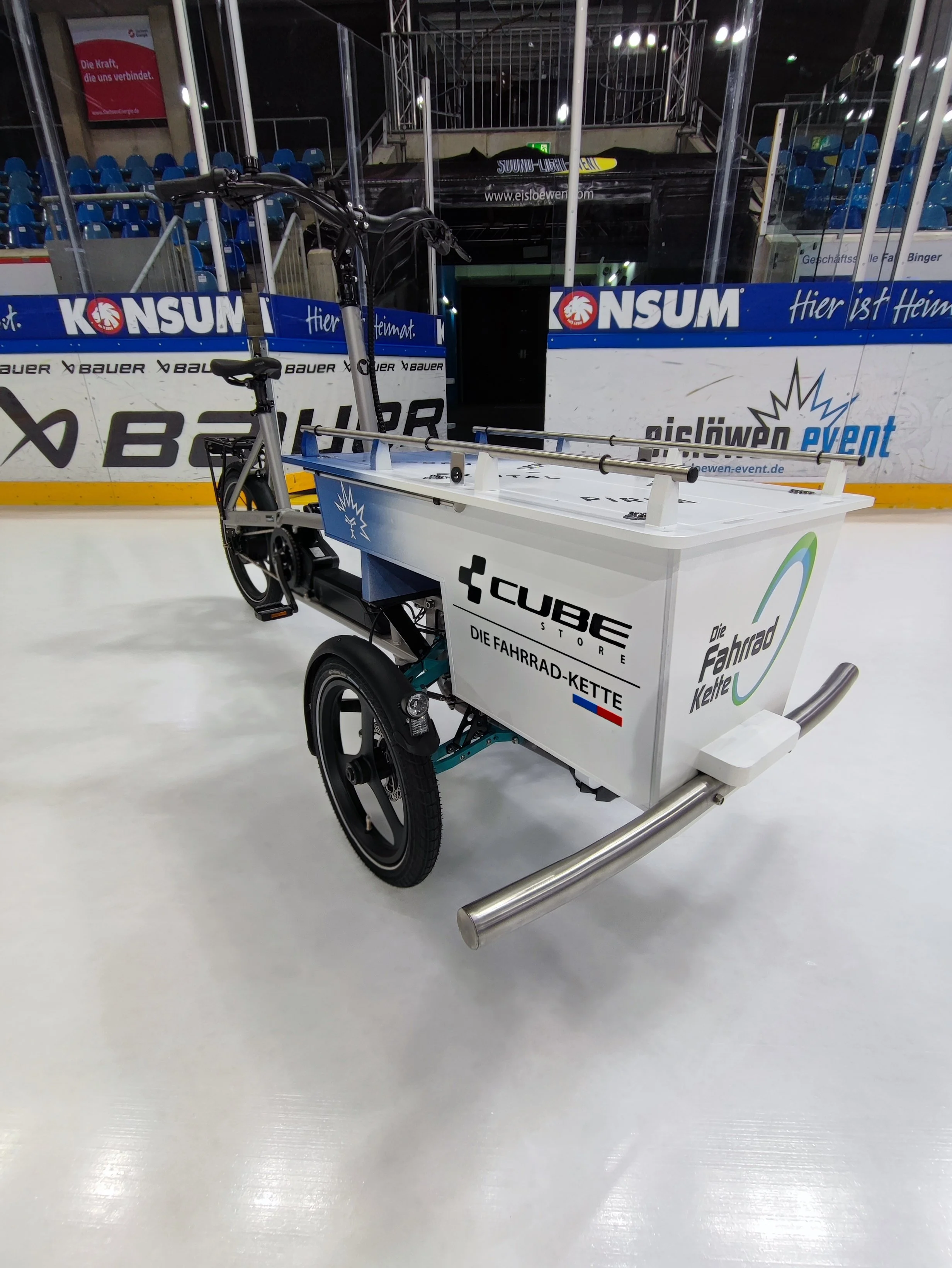 Eishockey-Belüftungsgerät auf Kufen mit Fahrradrahmen im Eisstadion.