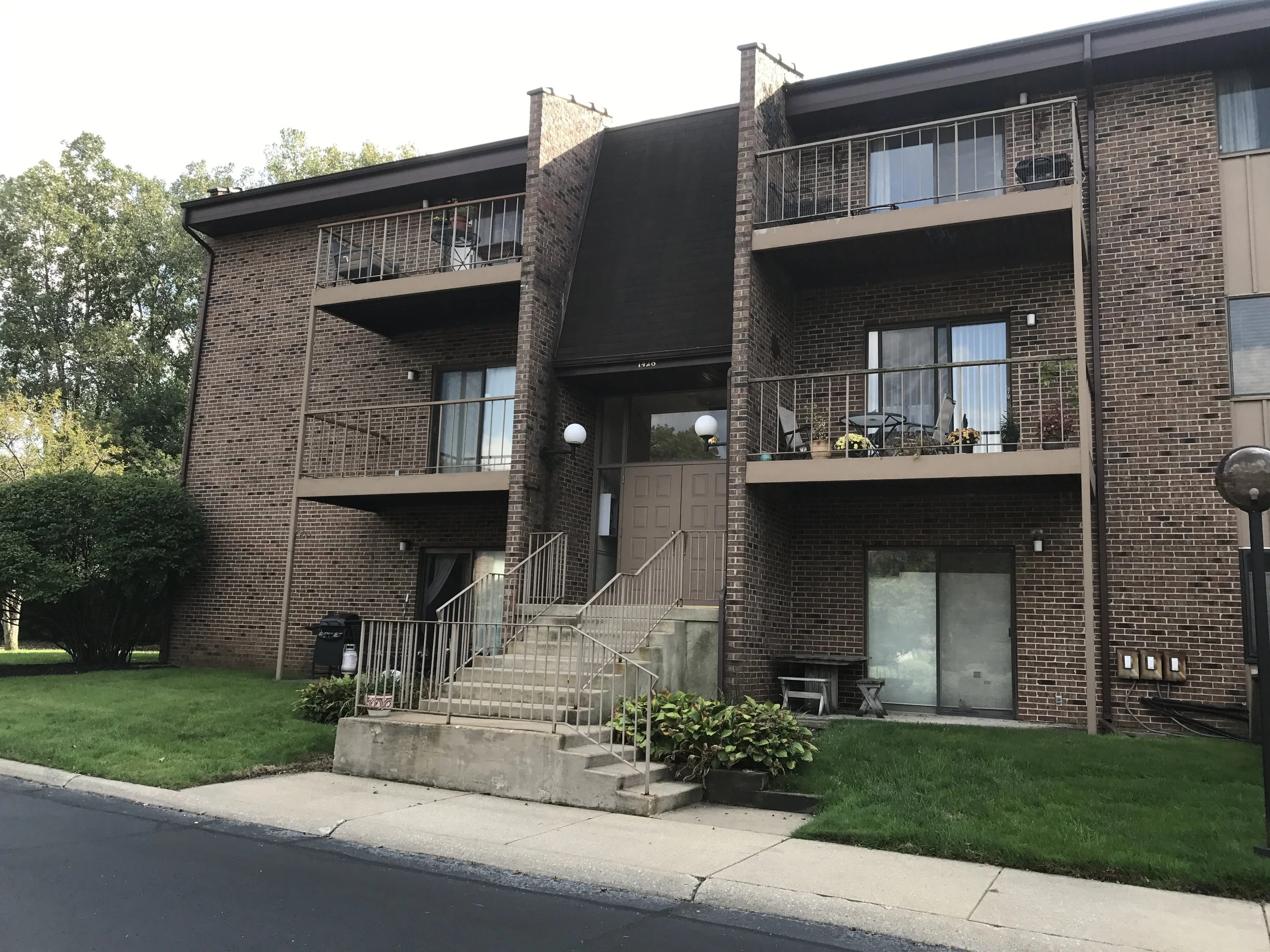 Multi-Story Balcony Railings Fabricated to Improve Safety and Enhance Building Appearance.
