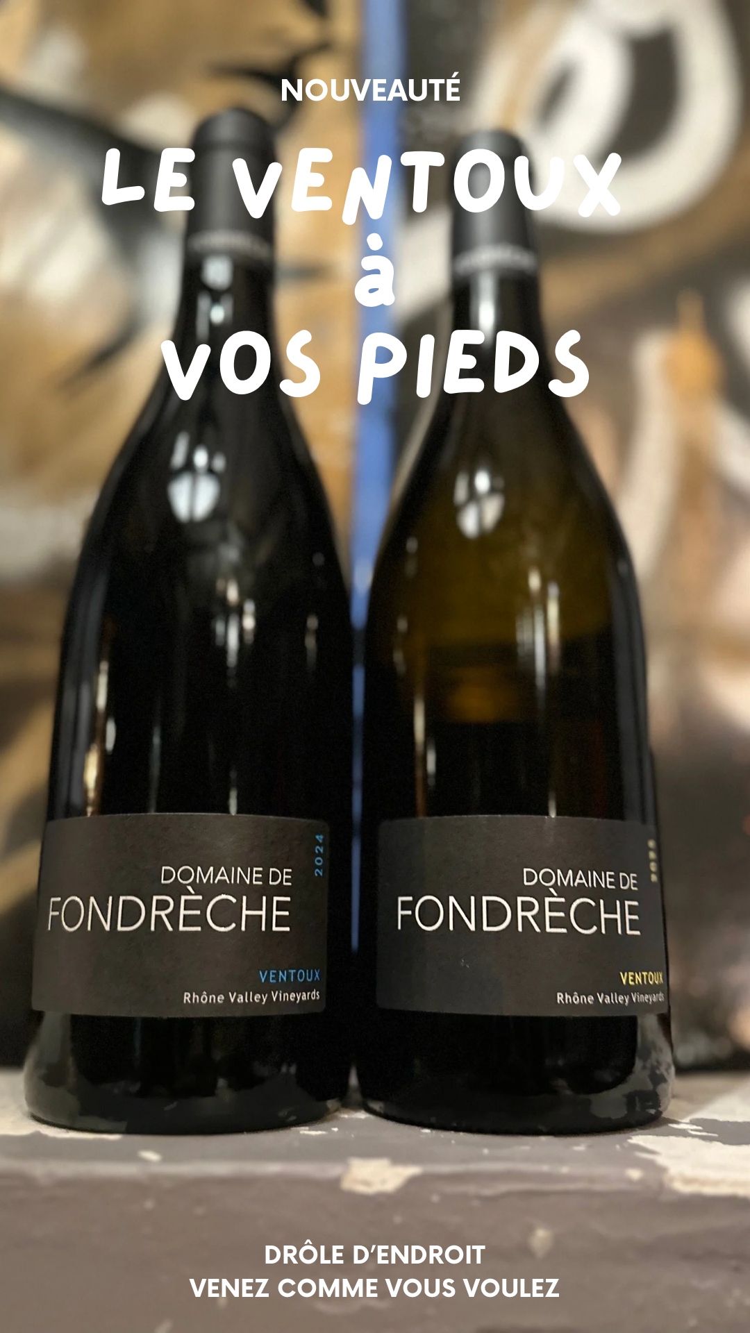 Deux bouteilles de vin Domaine de Fondrèche Ventoux sur une surface en bois avec des étiquettes noires. Texte en français superposé sur l'image, mentionnant la nouveauté d'un ventoux à vos pieds et invitant à venir comme vous voulez.