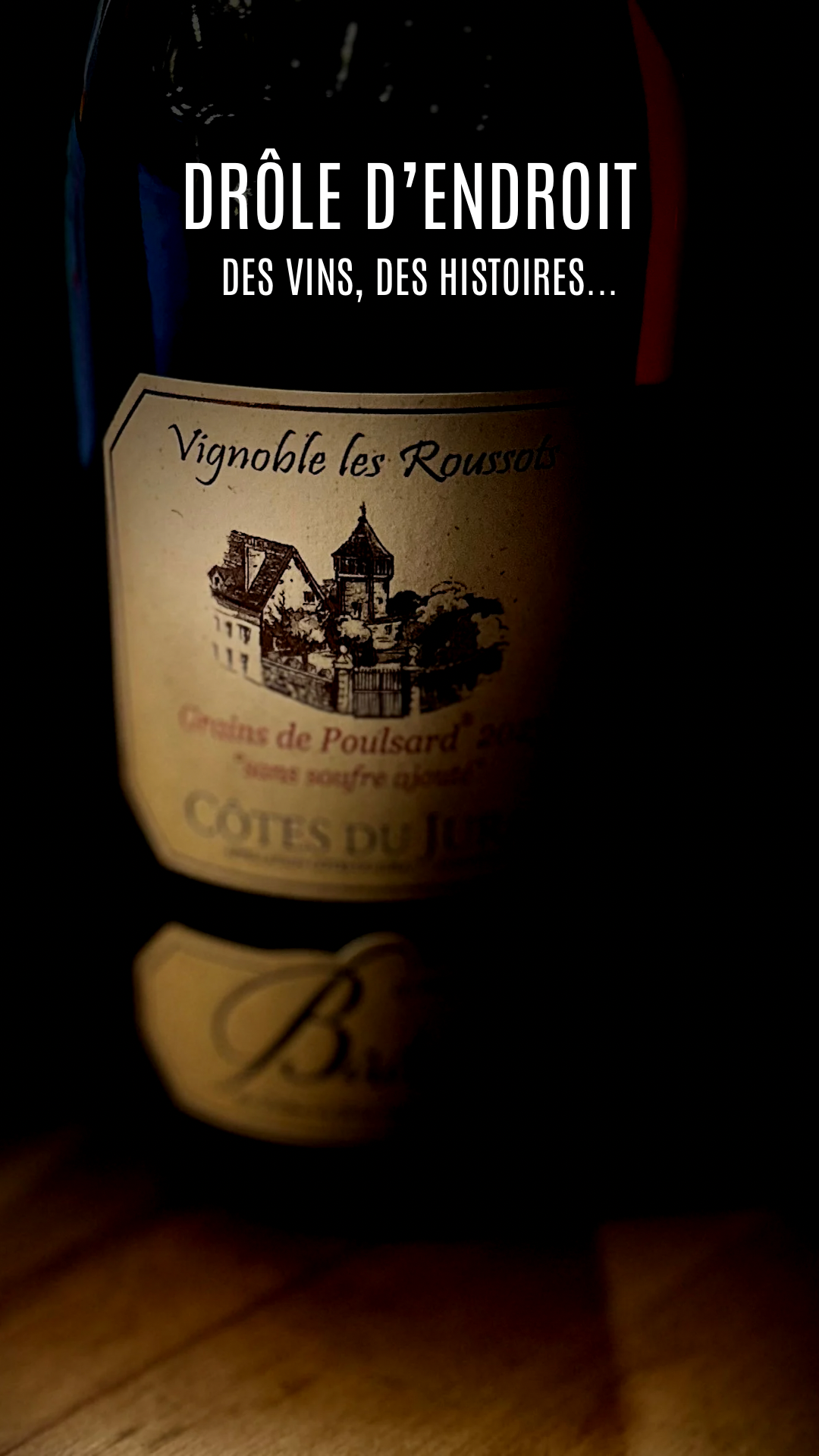 Étiquette d'une bouteille de vin avec un dessin d'une bâtisse et le texte "Vignoble les Roussots".