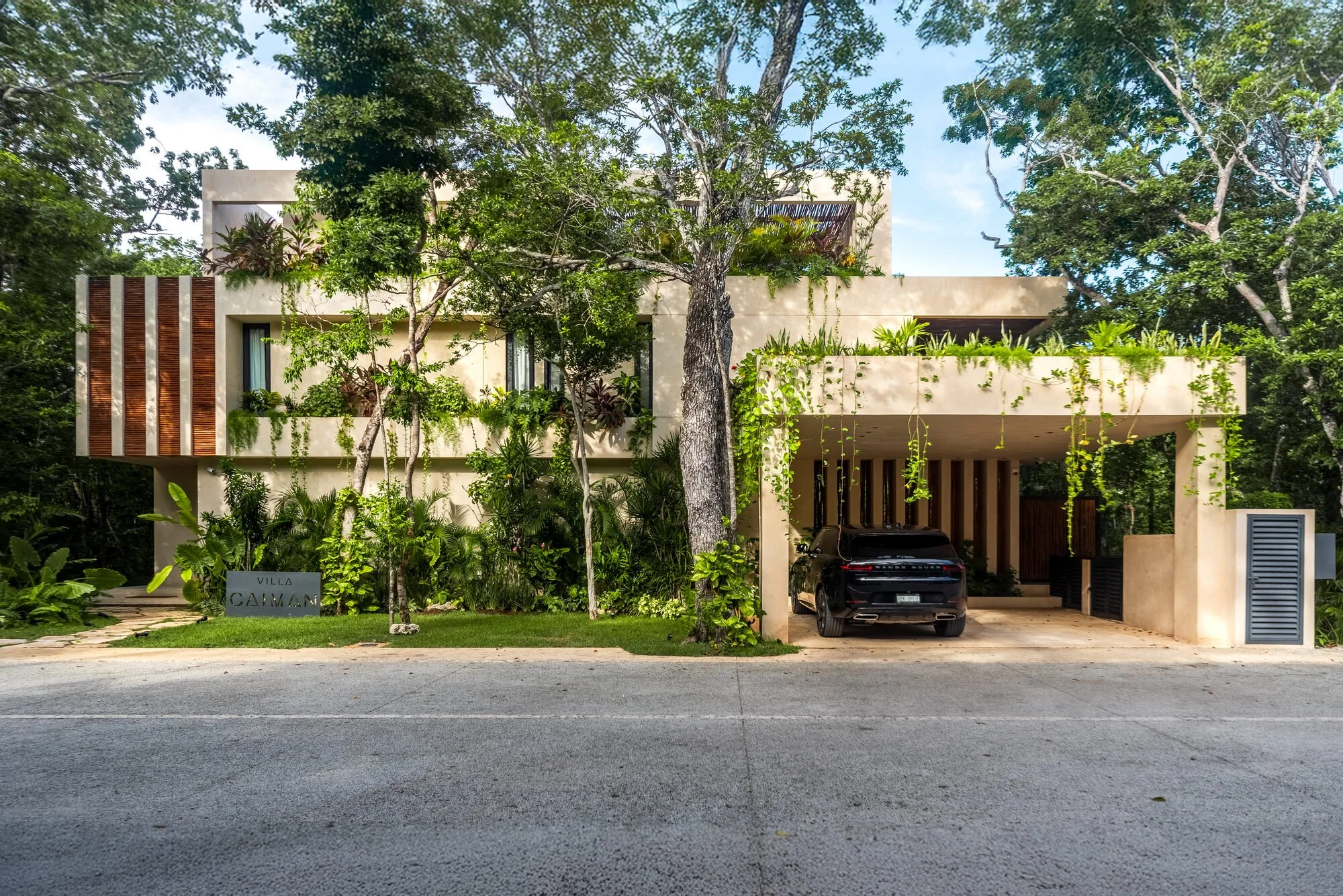 Villa Caimán exterior and entrance in Los Santos, Tulum
