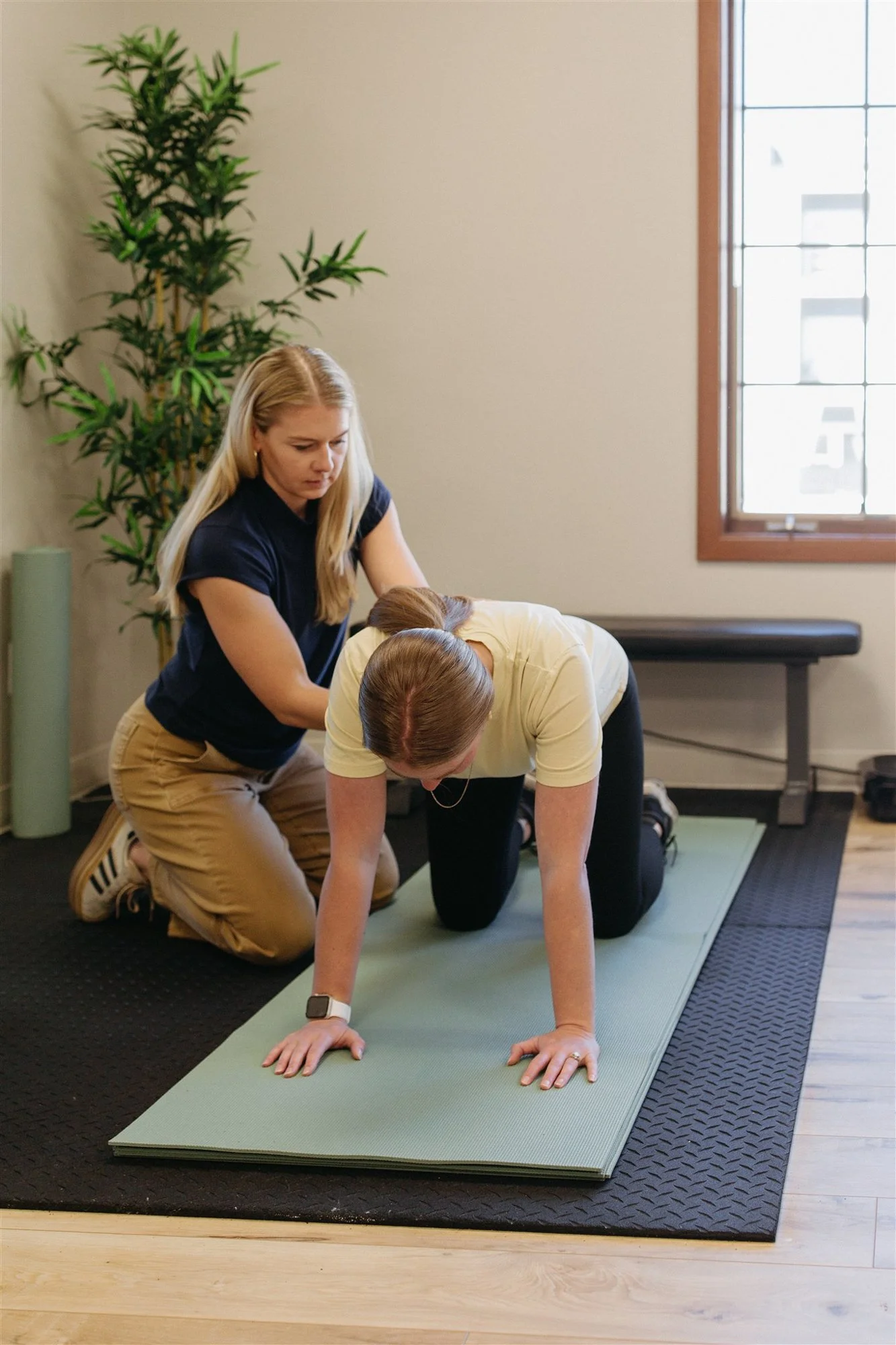 Pelvic Health Physical therapist working with a patient cuing core during pregnancy physical therapy session