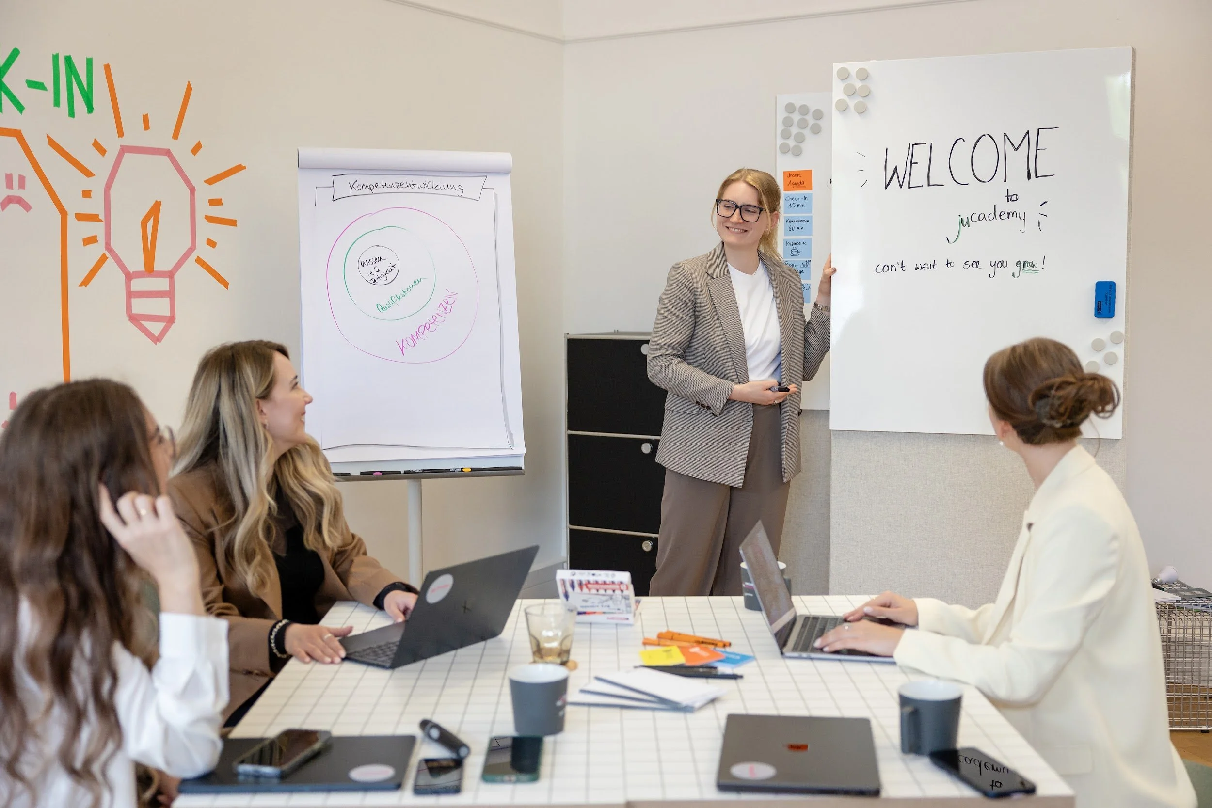 Josie am Flipchart mit Willkommen zur jucademy