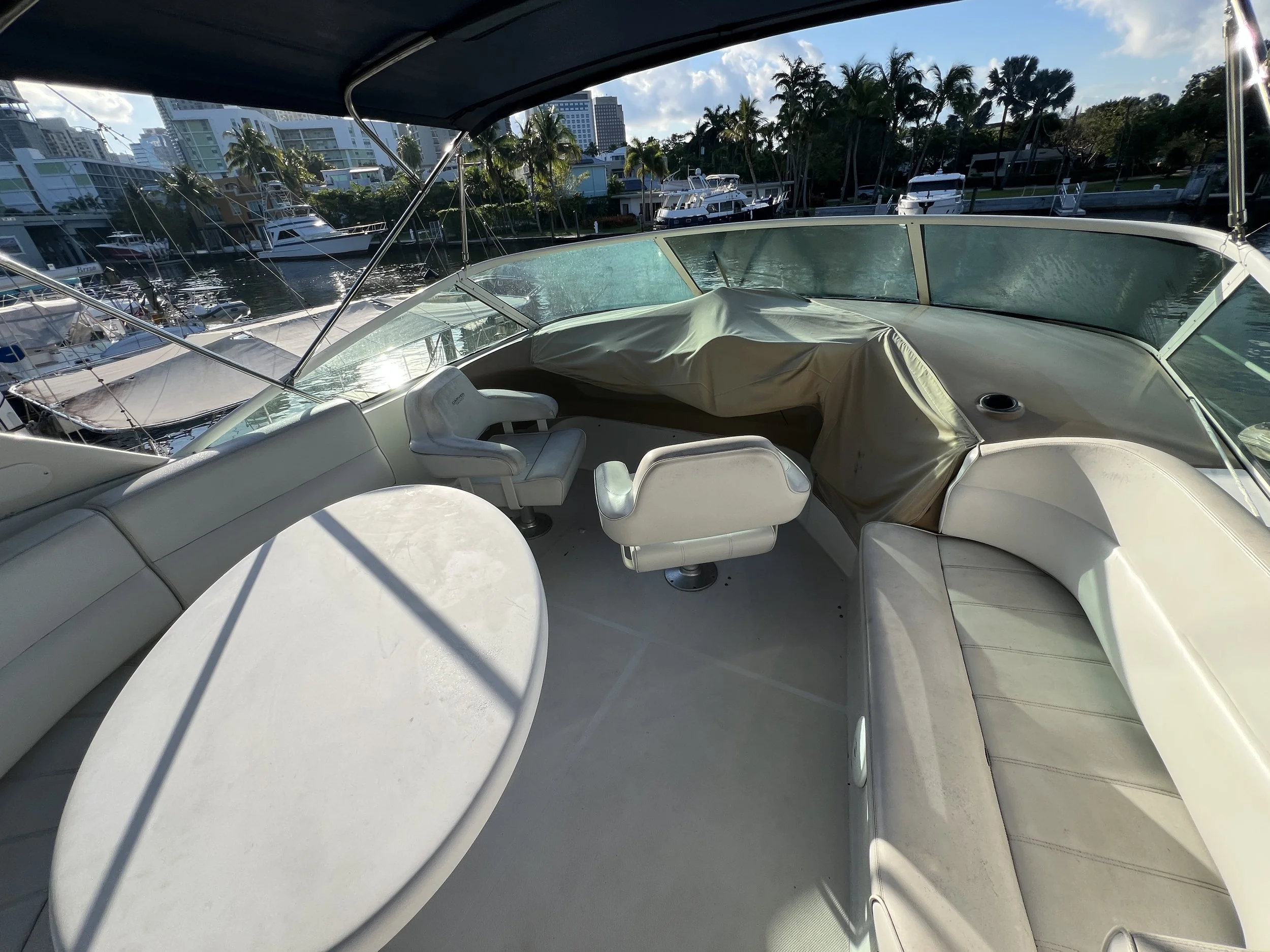 11-flybridge-helm-seating.jpg