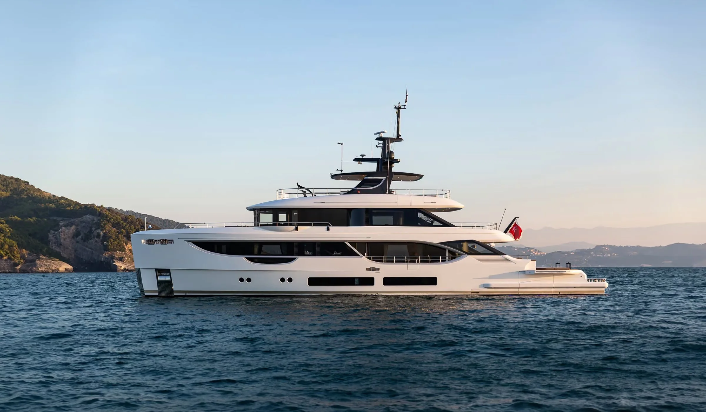 Benetti Oasis 34M: Where Italian Craftsmanship Meets Open-Air Living