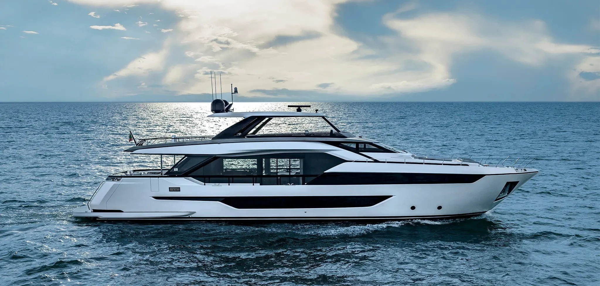 Ferretti 940: The 95-Footer That Lives Like a Superyacht