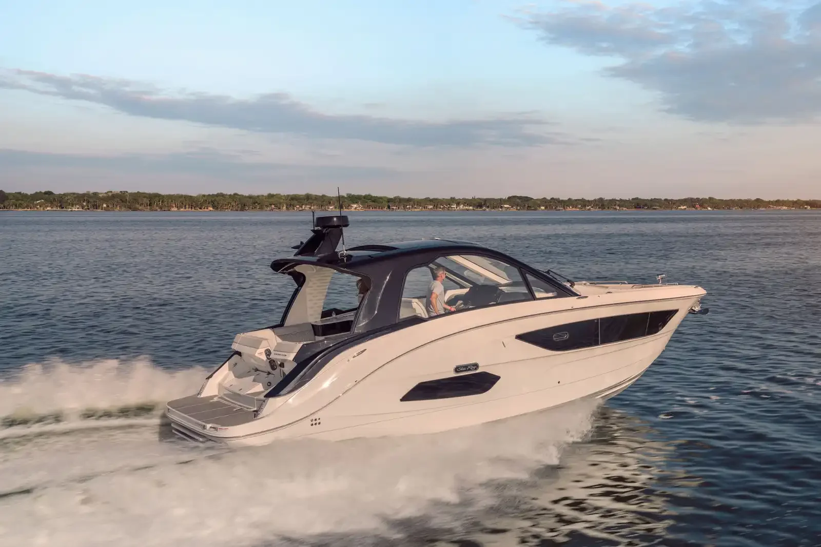 The Sundancer 370: Sea Ray’s Midsize Cruiser Built for Real Weekends