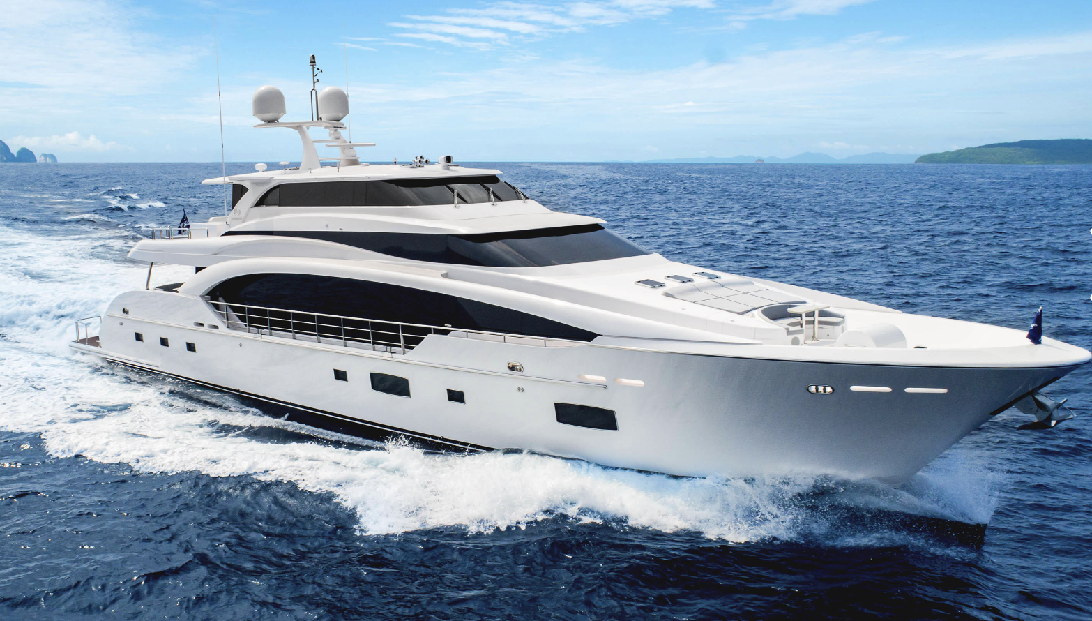 The Horizon RP110: Where Ocean-Crossing Capability Meets Raised-Pilothouse Luxury