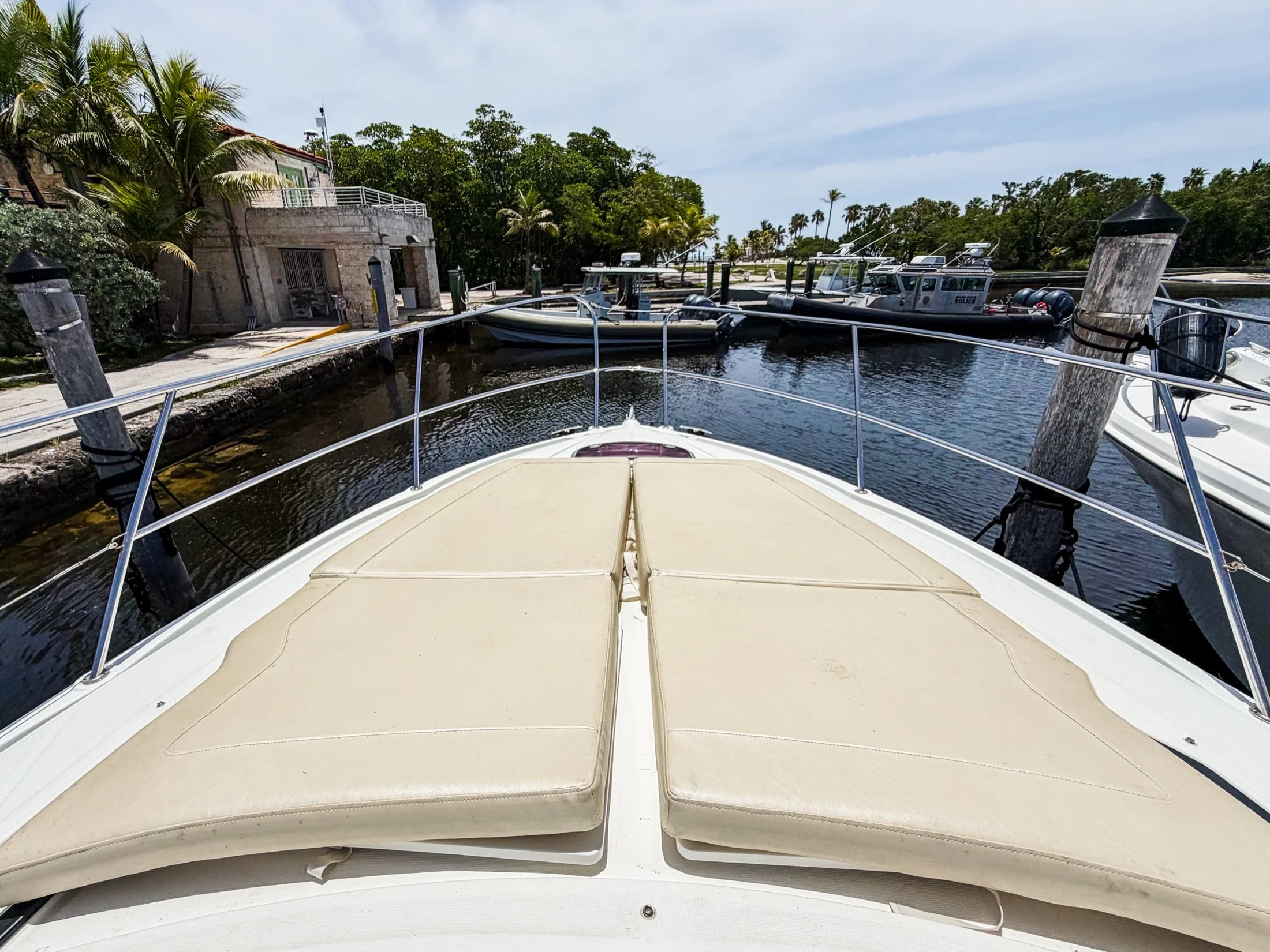 05-foredeck-sunpads.jpg