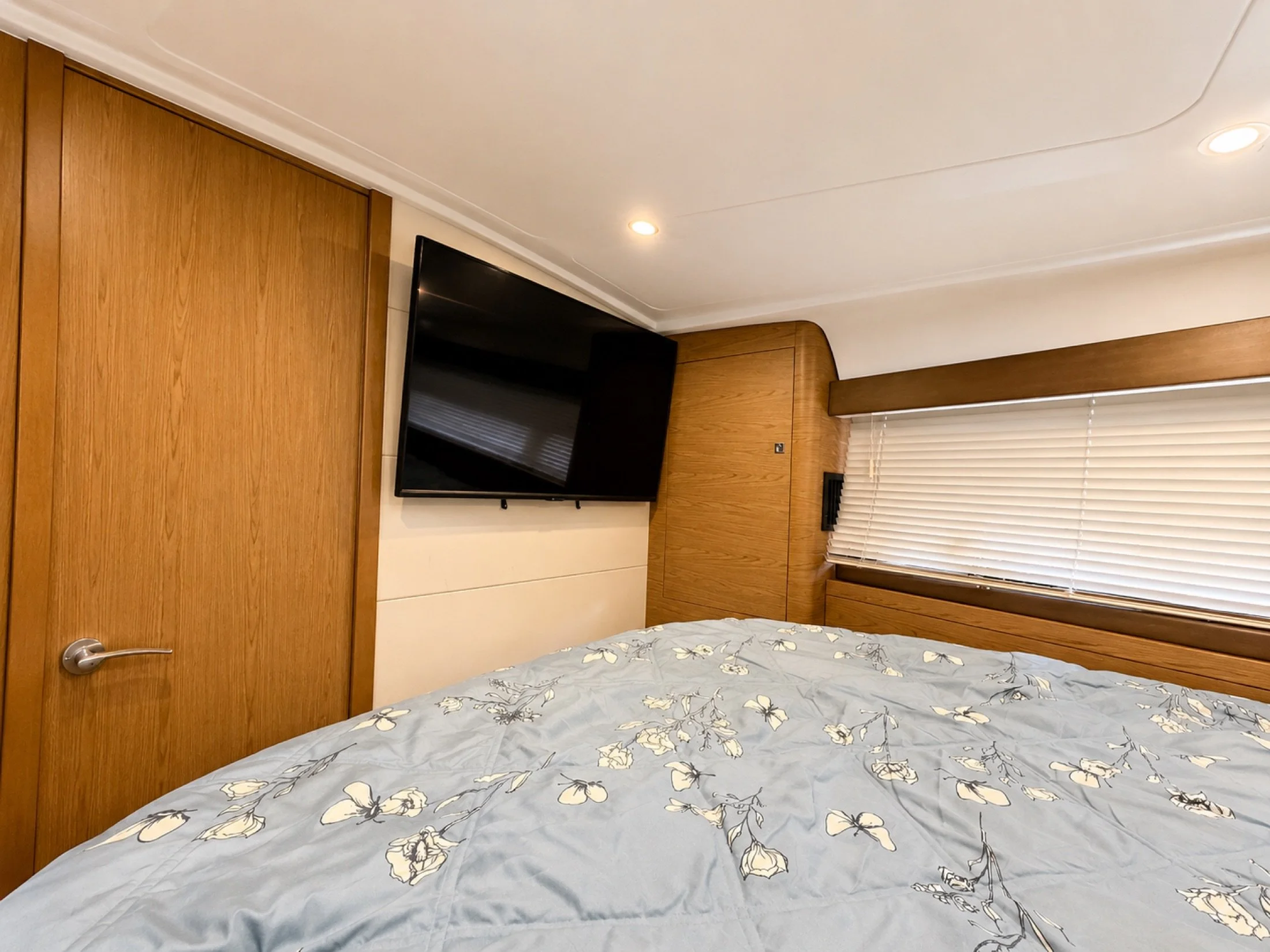 18-guest-stateroom-tv.jpg