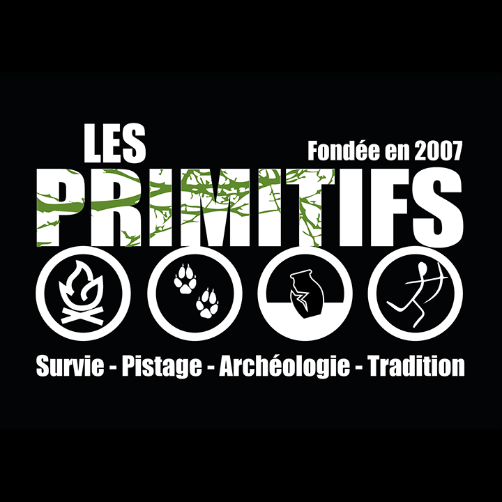 Logo de l'organisation Les Primitifs, fondée en 2007, avec des symboles de feu, empreintes de pattes, poterie, et archéologie, mentionnant la survie, le pistage, l'archéologie, et la tradition.