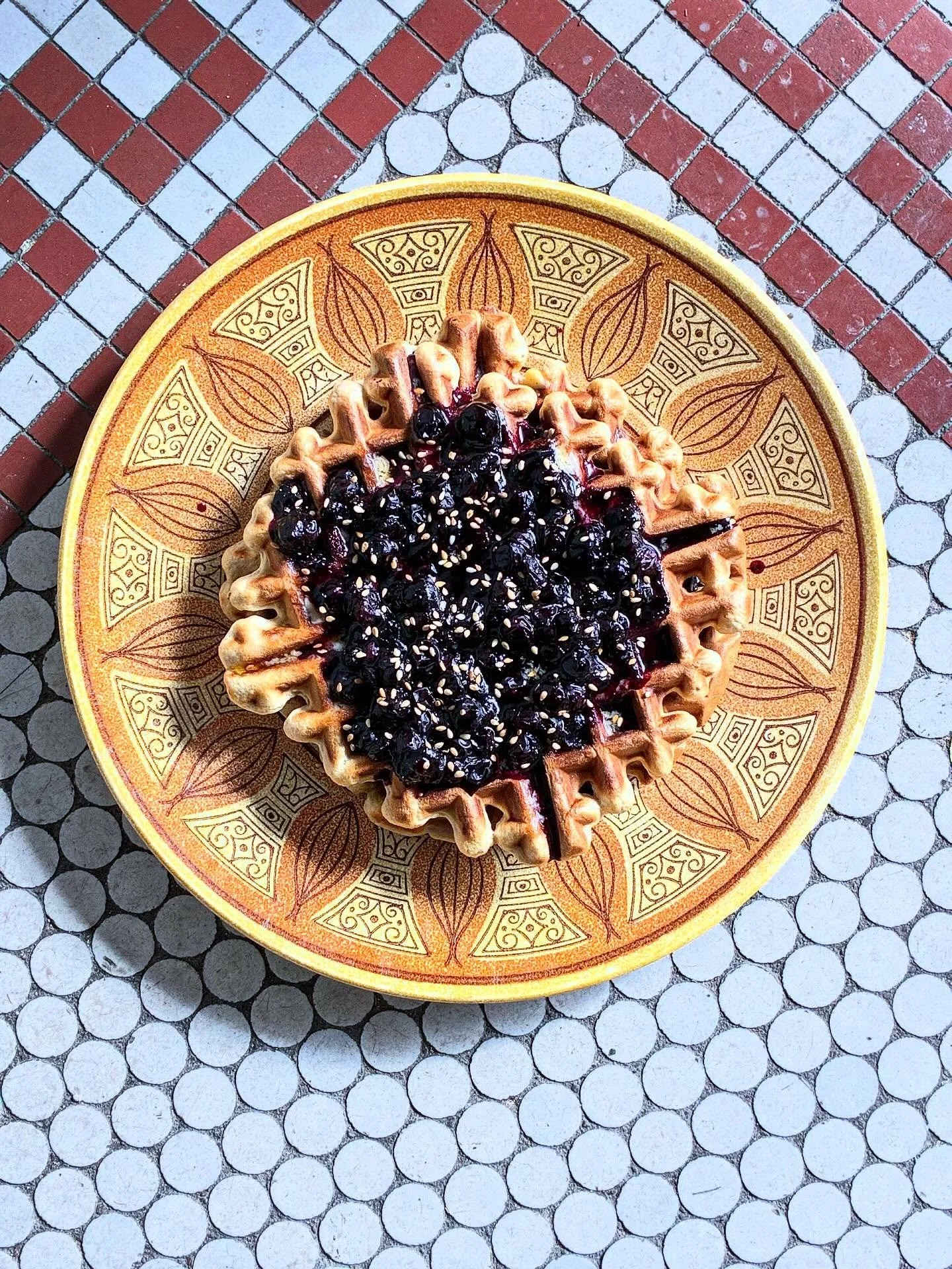 Art is everywhere
🫐Sesame waffles, blueberry topper
🖼️Really enjoyed this David Wojnarowicz piece as a part of the Collecting the New Irascibles: Art in the 1980s exhibit @arthurrossgallery
🥞 First attempt at baghrir, a Moroccan yeasted semolina p