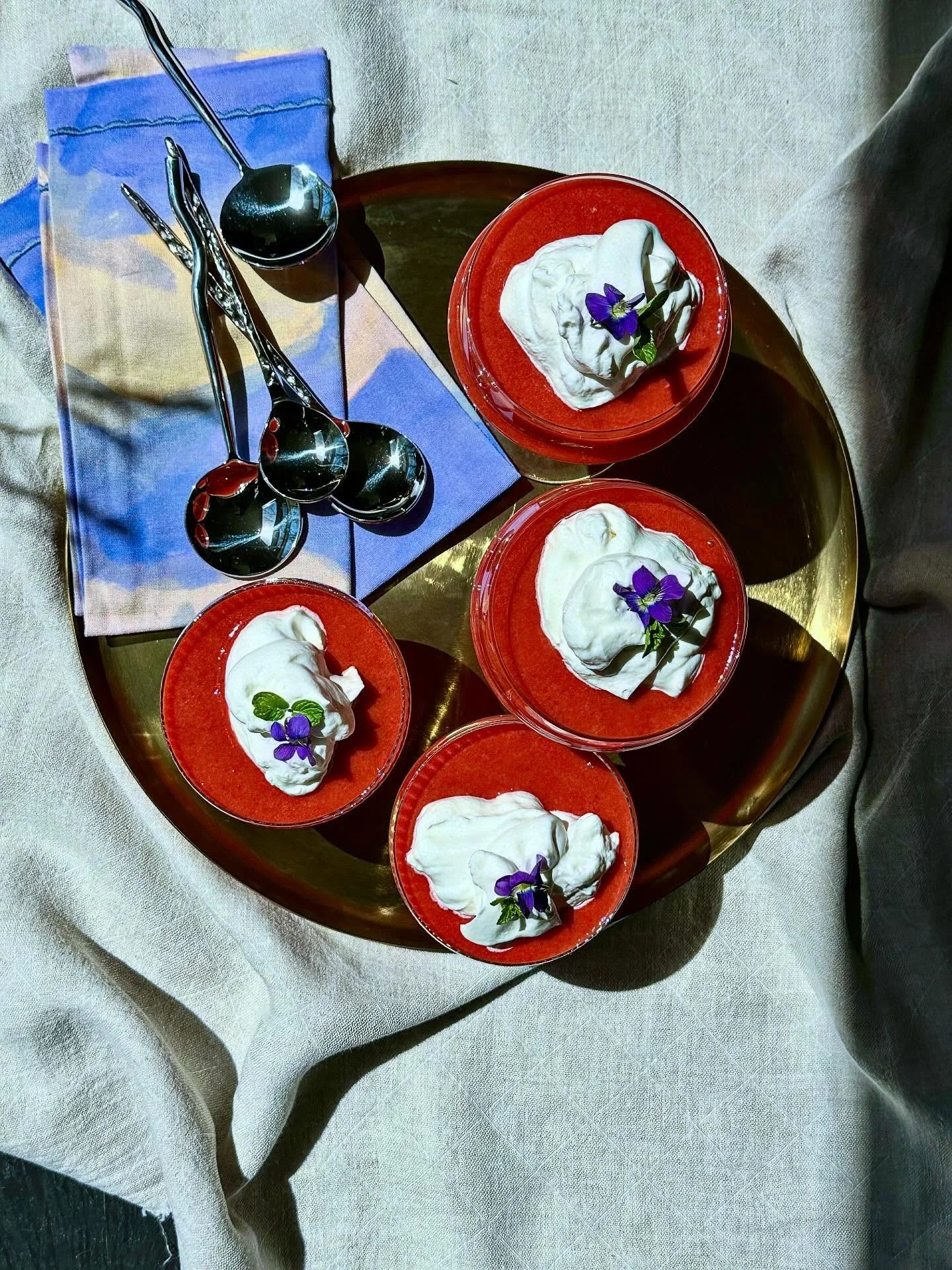 Last Friday Holly Bea Adair, my friend and founder of @centralstem, did the most lovely photoshoot at her super fun mid-century house. On the menu:
🥦Spring Slab Pie: sesame rough puff, broccolini, lemon-herb cream, crispy prosciutto 
🥕Carrot Ribbon