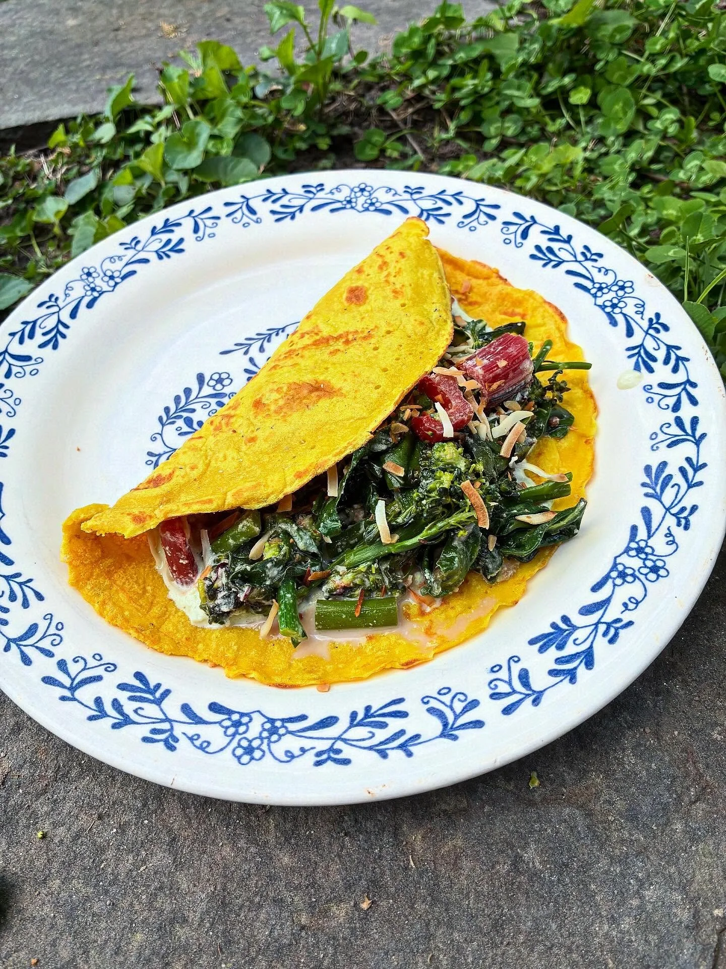 I&rsquo;m sprung!!
🥥Chickpea Flour Pancake with Coconut Chutney from @meerasodha&rsquo;s Dinner
🏳️&zwj;🌈I love it when @kosher.cook hand-delivers my Loretta&rsquo;s sandwich
🥬Salad with miso-lime tofu crumbles from What To Cook When You Don&rsquo