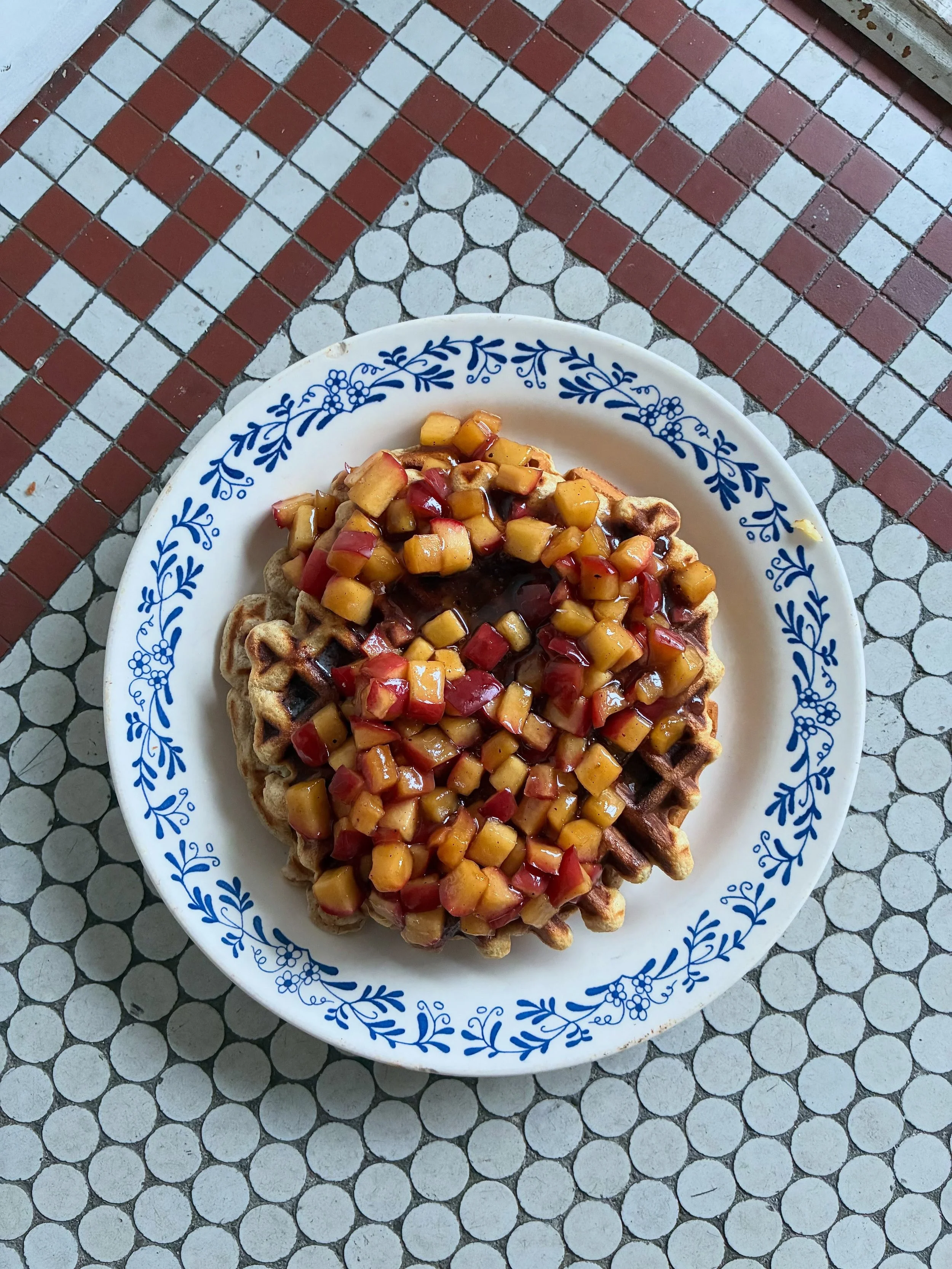 Hanging by my fingernails on autumn&rsquo;s cusp
🍎Almond waffles, brown sugar apples
🐠Always, always order the ceviche special @bluecornmex 
🥔Gujarati Potato &amp; Cabbage Curry from @meerasodha&rsquo;s Dinner
🥥Coconut Lime Loaf from @yossyarefi&