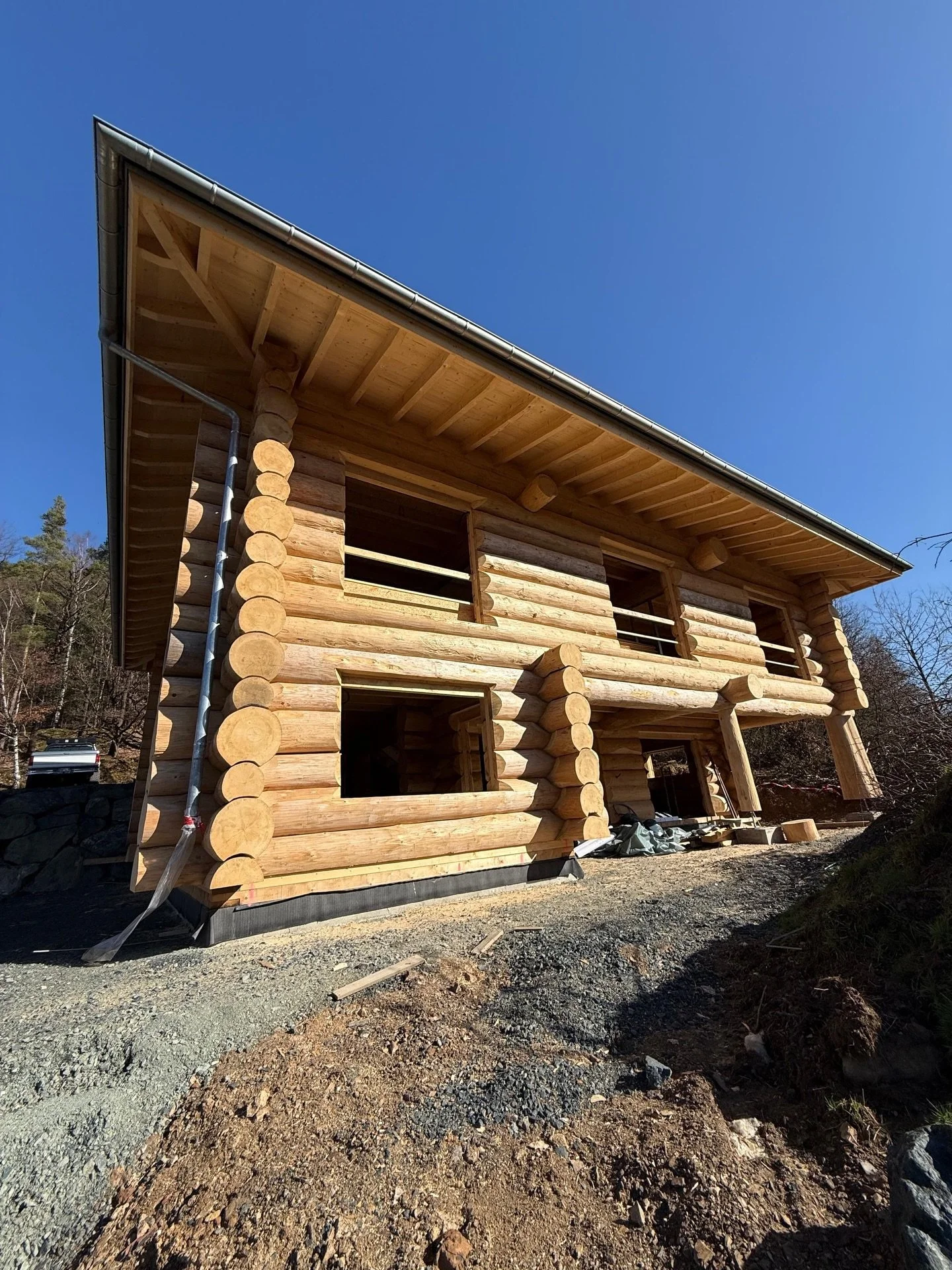 Ohne Ger&uuml;st erkennt man erst, wie ein Haus wirklich wirkt. 🪵✨

Was vor Monaten noch eine Baustelle war, steht jetzt als massives Blockhaus mit fertigem Dachstuhl und kompletter Entw&auml;sserung vor uns. Viele Stunden Handarbeit, pr&auml;zise P