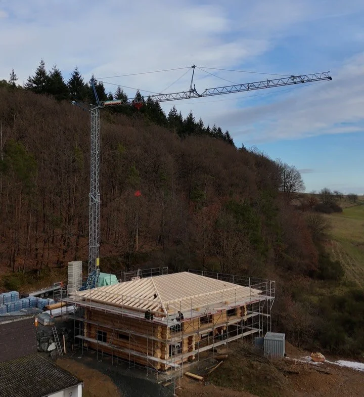 Das Blockhaus hat seinen Dachstuhl bekommen 🪵🏠
Damit ist das Haus nun von oben gesch&uuml;tzt &ndash; bereit, Wind, Wetter und allem, was kommt, standzuhalten. 💨🌧️

Der 2 Meter Dach&uuml;berstand an der Traufe, verleiht dem Haus eine typischen Lo