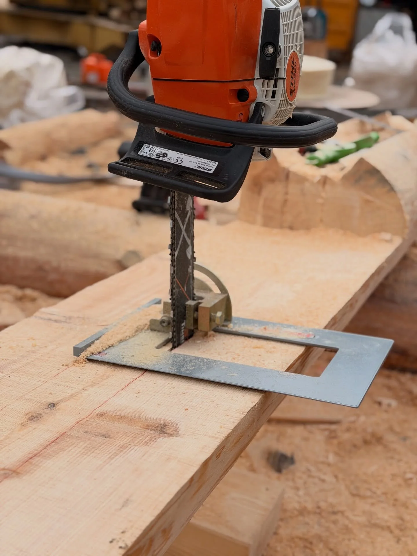 🪚🔥 Auch die feinen Arbeiten entstehen bei uns mit der Kettens&auml;ge!
Heute haben wir alle Br&uuml;stungen und Fensterst&uuml;rze ausgearbeitet. Beim Blockhausbau ist das ein entscheidender Schritt, denn:
Ein massiver Blockbau setzt sich &uuml;ber