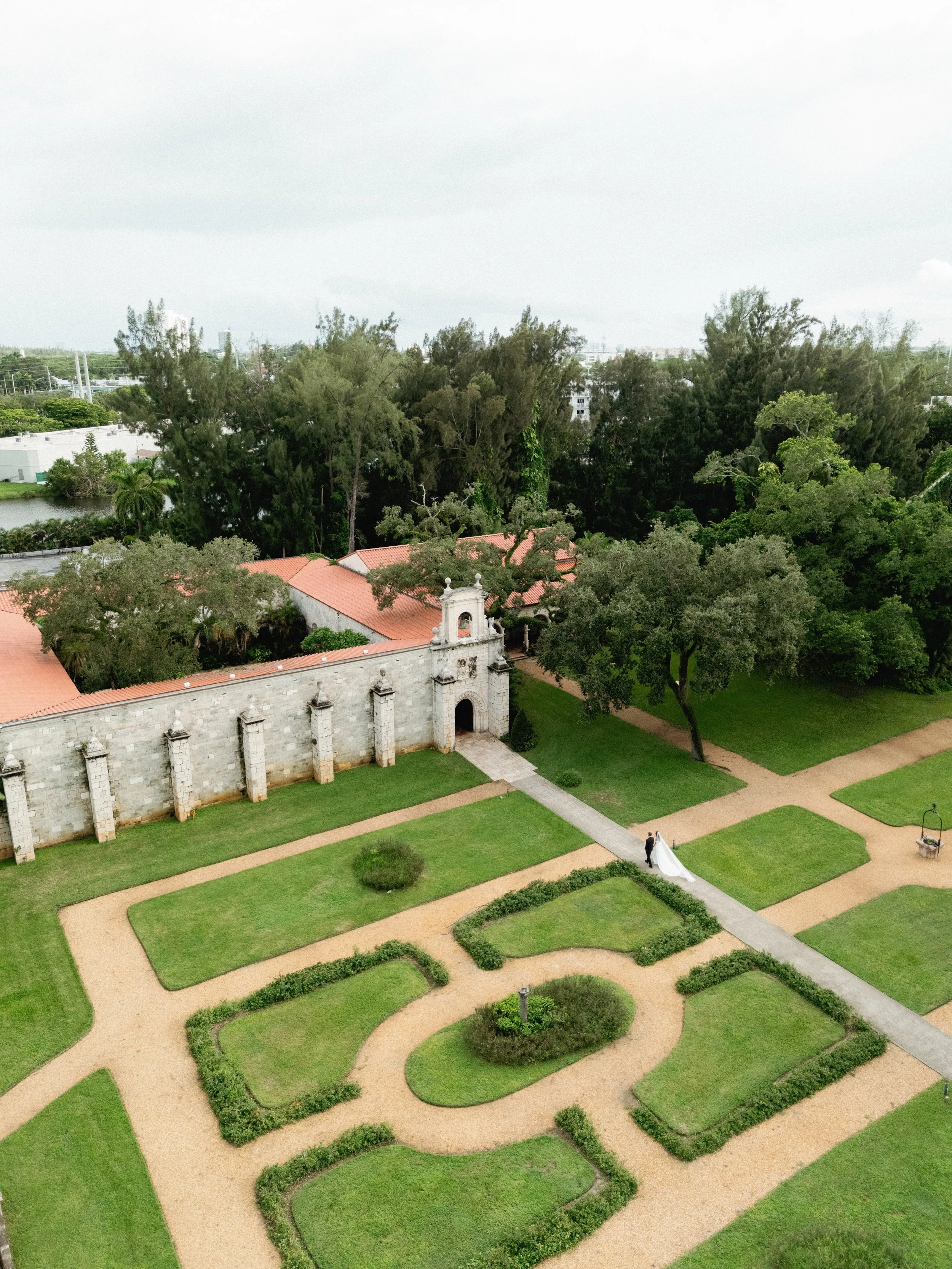 The Spanish Monastery was a beautiful canvas for G&amp;B&rsquo;s Love story. 

@luceloflor
