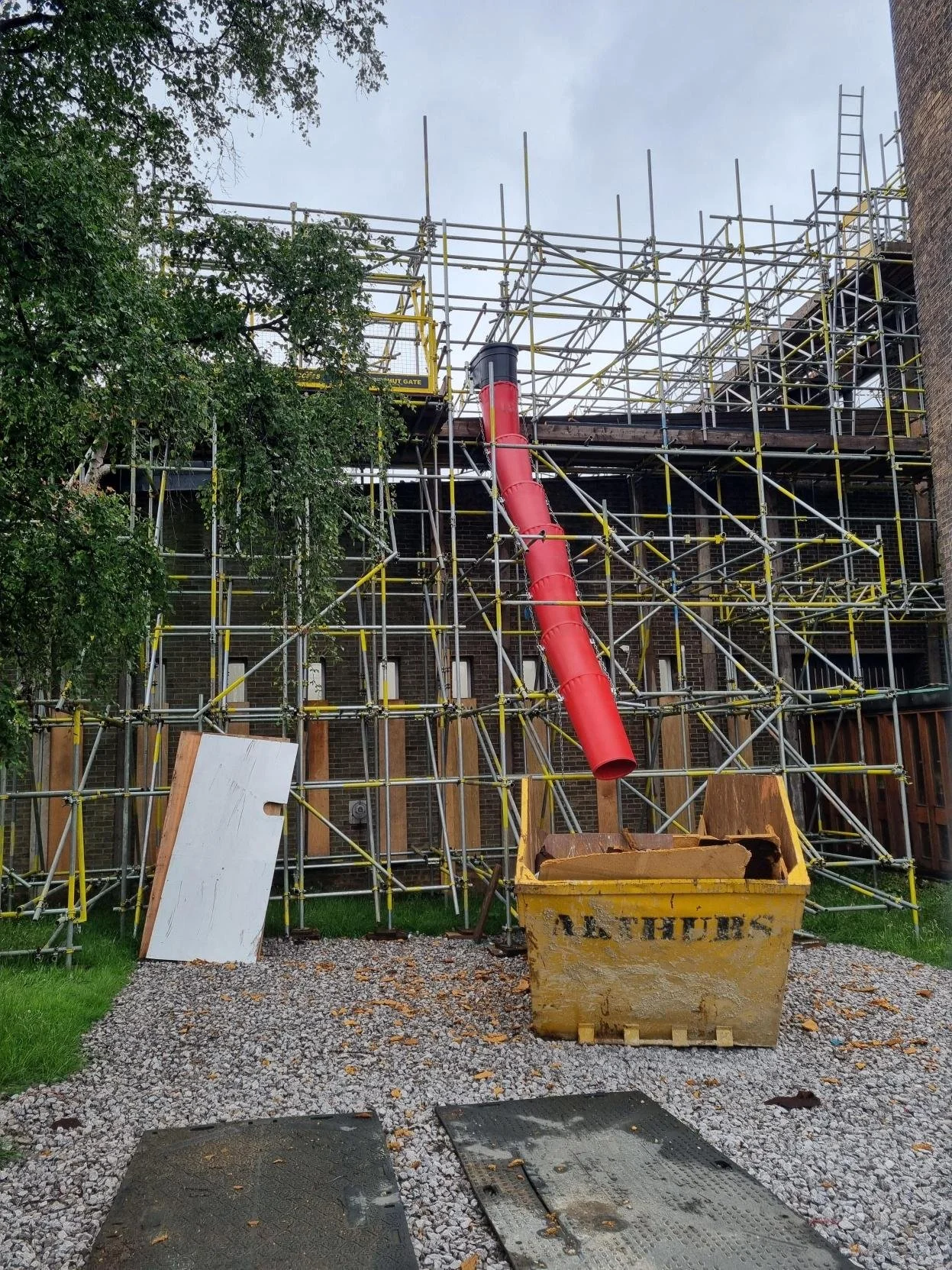 Access scaffold and facade shore