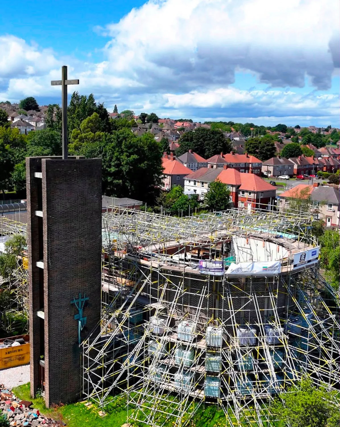 Access scaffold and facade shore