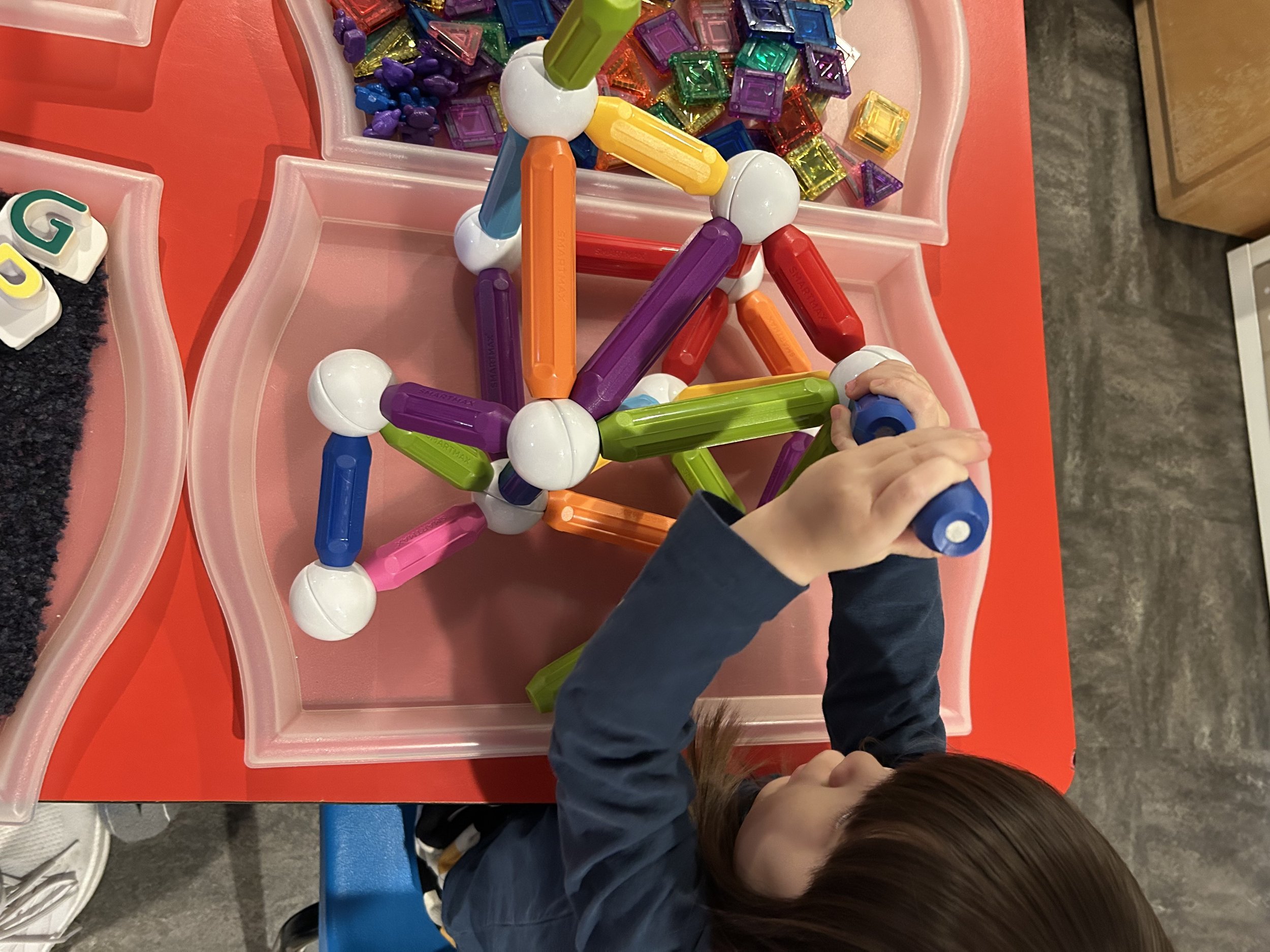 Kids playing inside at Beaumont Children's Center bilingual Chinese preschool in Portland, Oregon