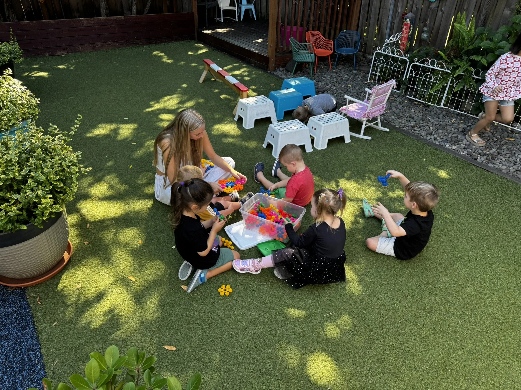 Kids playing outside at Beaumont Children's Center bilingual Chinese preschool in Portland, Oregon