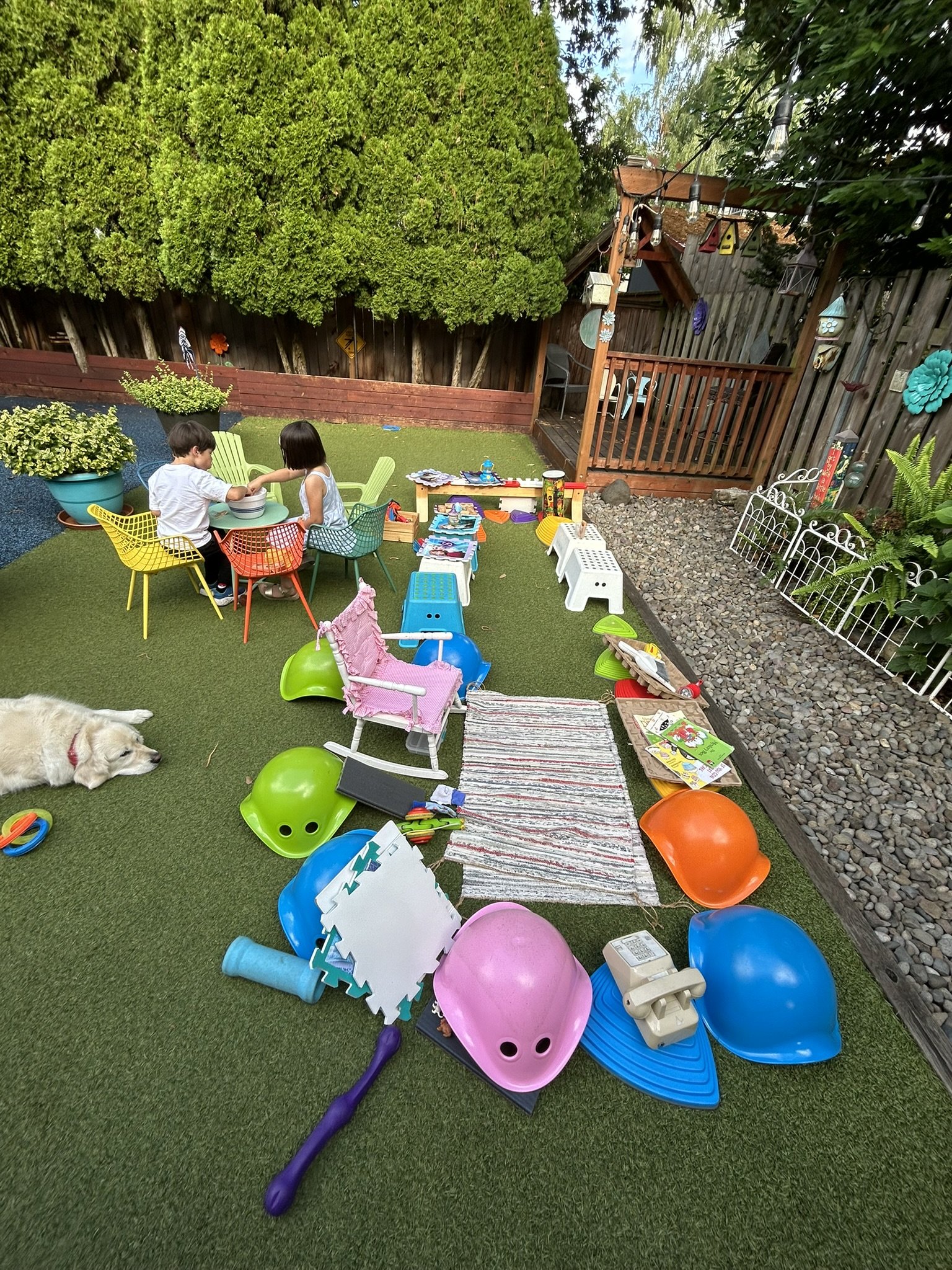 Kids playing outside at Beaumont Children's Center bilingual Chinese preschool in Portland, Oregon