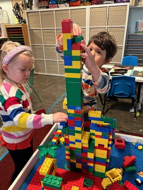Kids playing with building blocks at Beaumont Children's Center bilingual Chinese preschool in Portland, Oregon