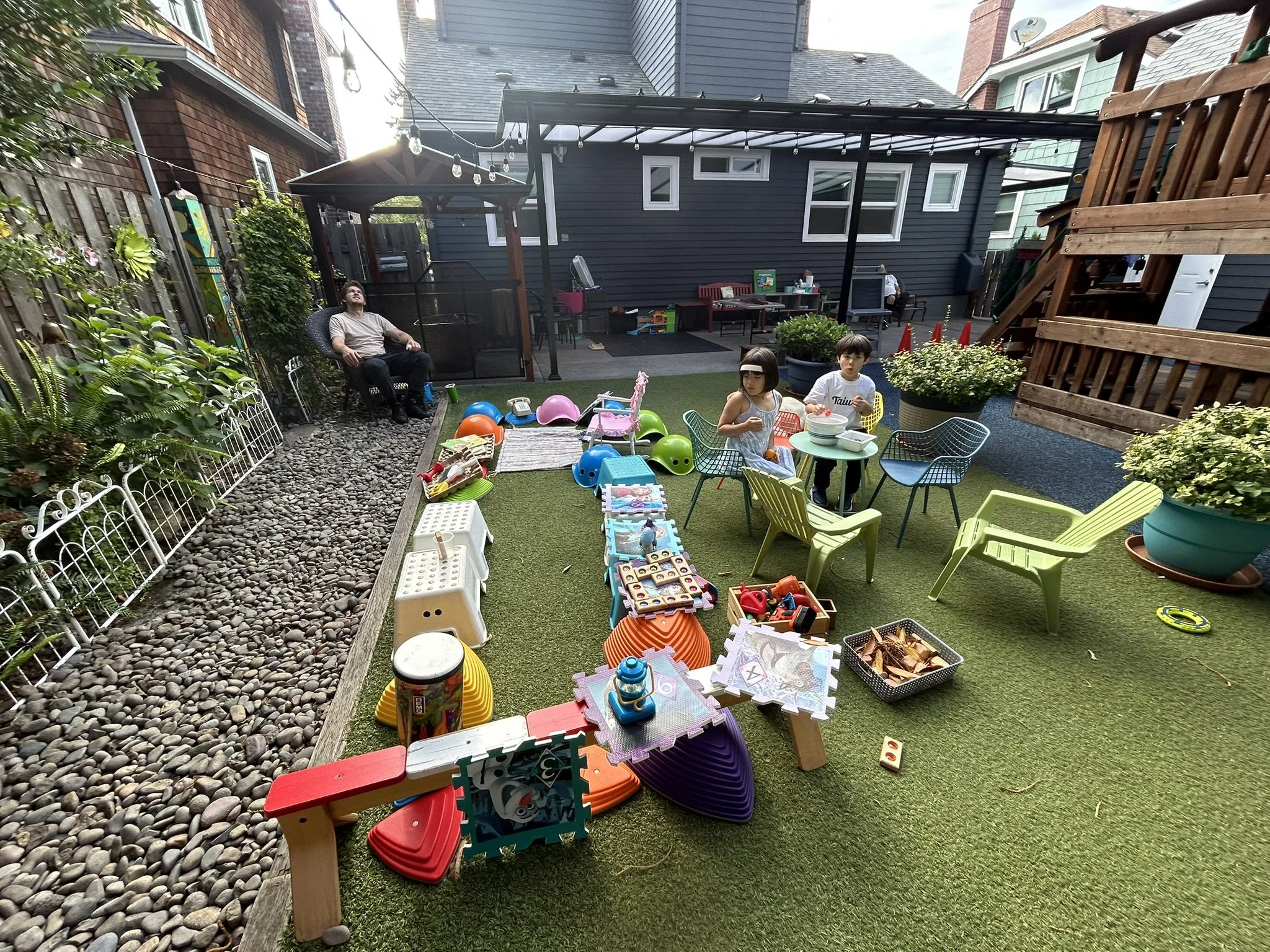 Kids playing outside at Beaumont Children's Center bilingual Chinese preschool in Portland, Oregon