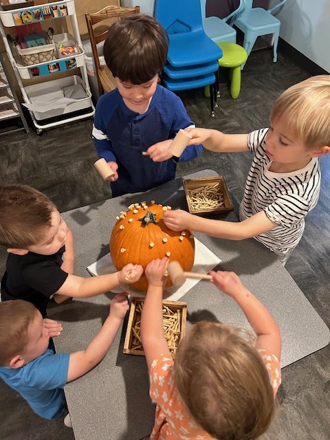 Children-led pumpkin craft at Beaumont Children's Center bilingual Chinese preschool in Portland, Oregon