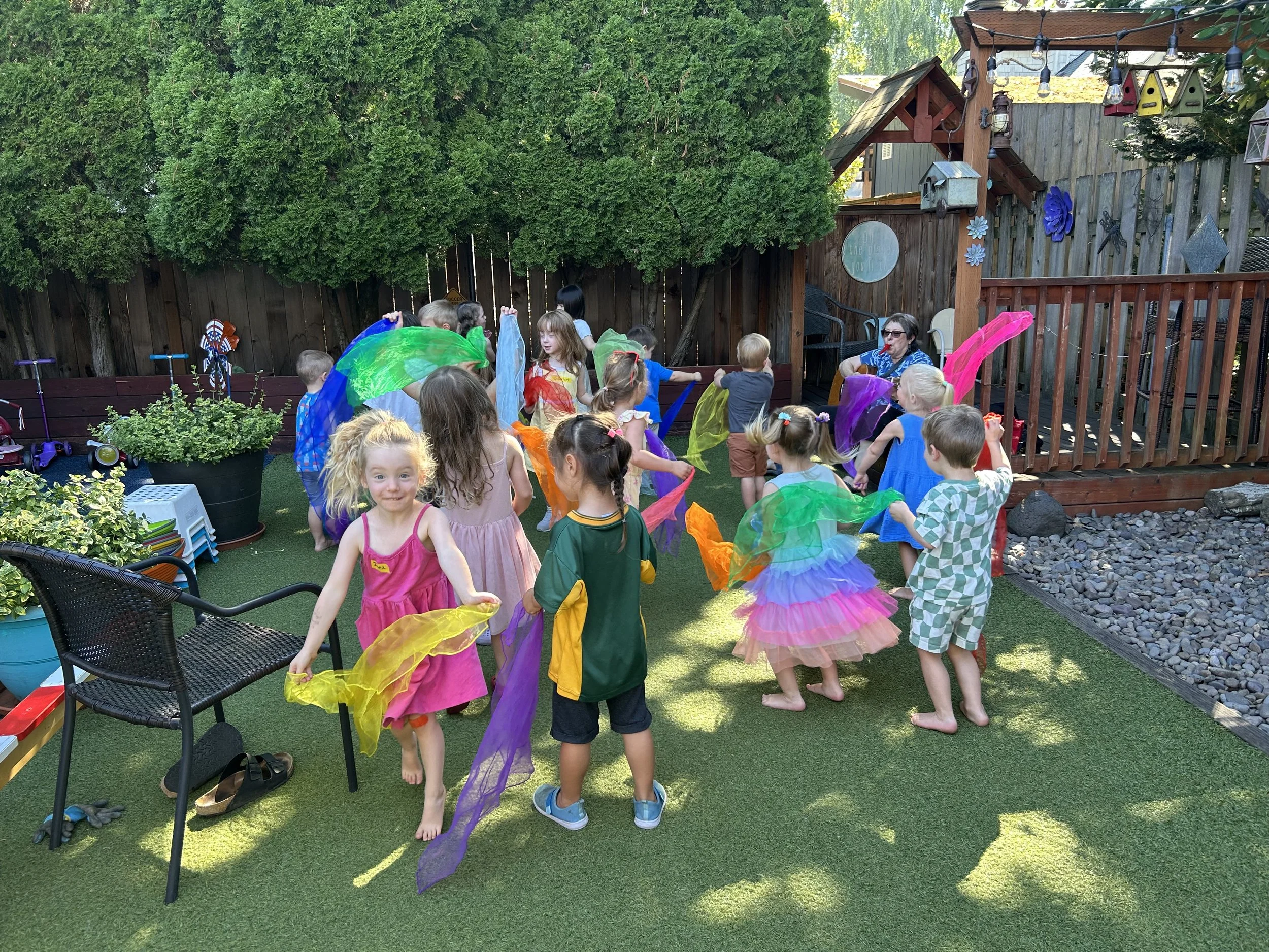 Kids playing outside at Beaumont Children's Center bilingual Chinese preschool in Portland, Oregon