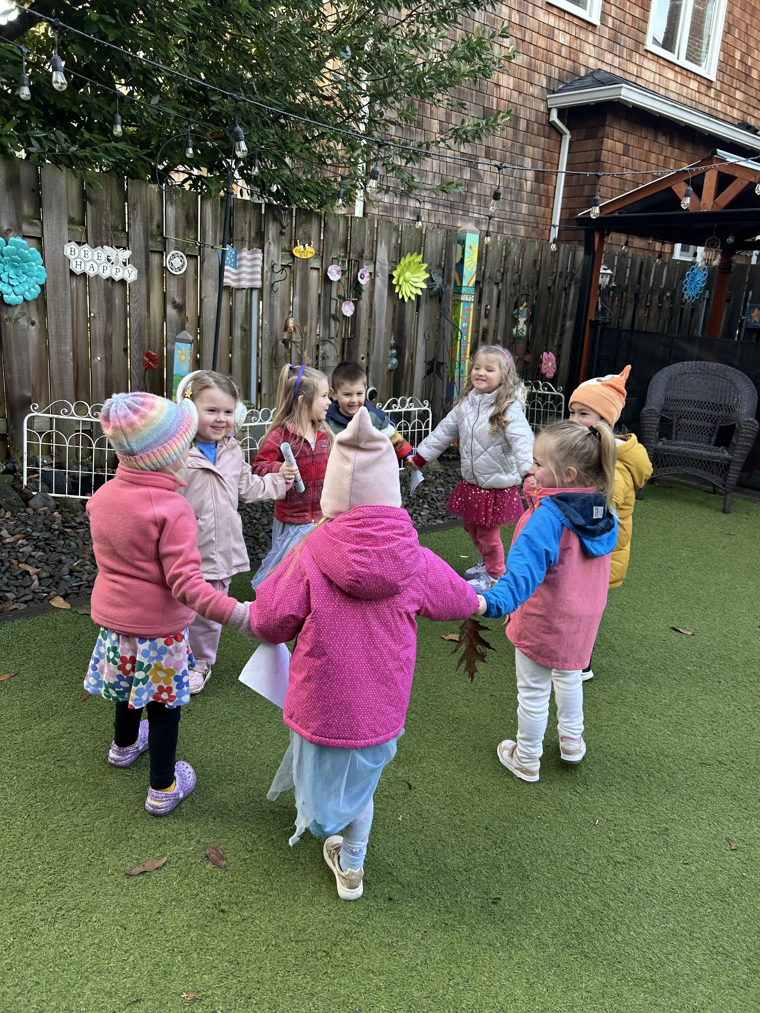 Kids playing outside at Beaumont Children's Center bilingual Chinese preschool in Portland, Oregon