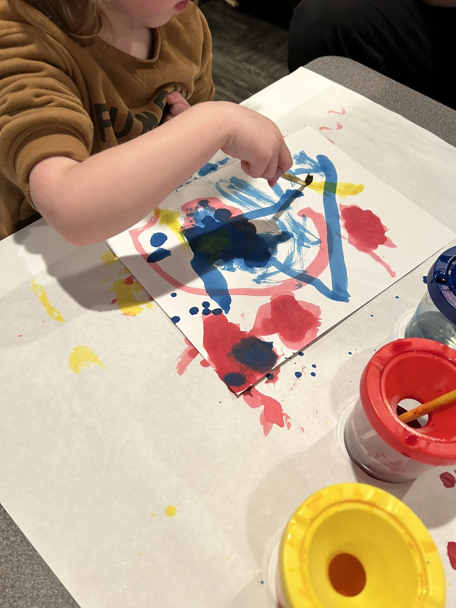 Children-led painting at Beaumont Children's Center bilingual Chinese preschool in Portland, Oregon