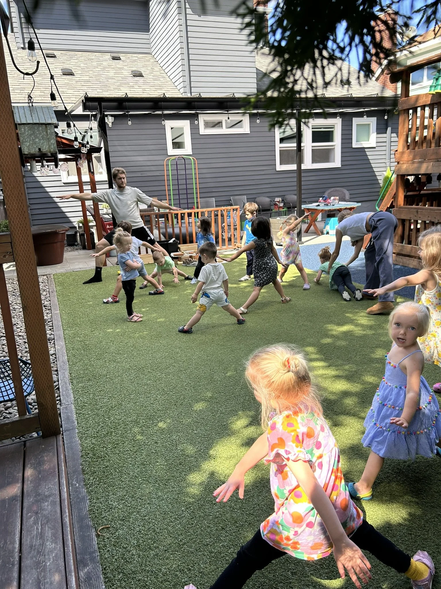 Kids playing outside at Beaumont Children's Center bilingual Chinese preschool in Portland, Oregon